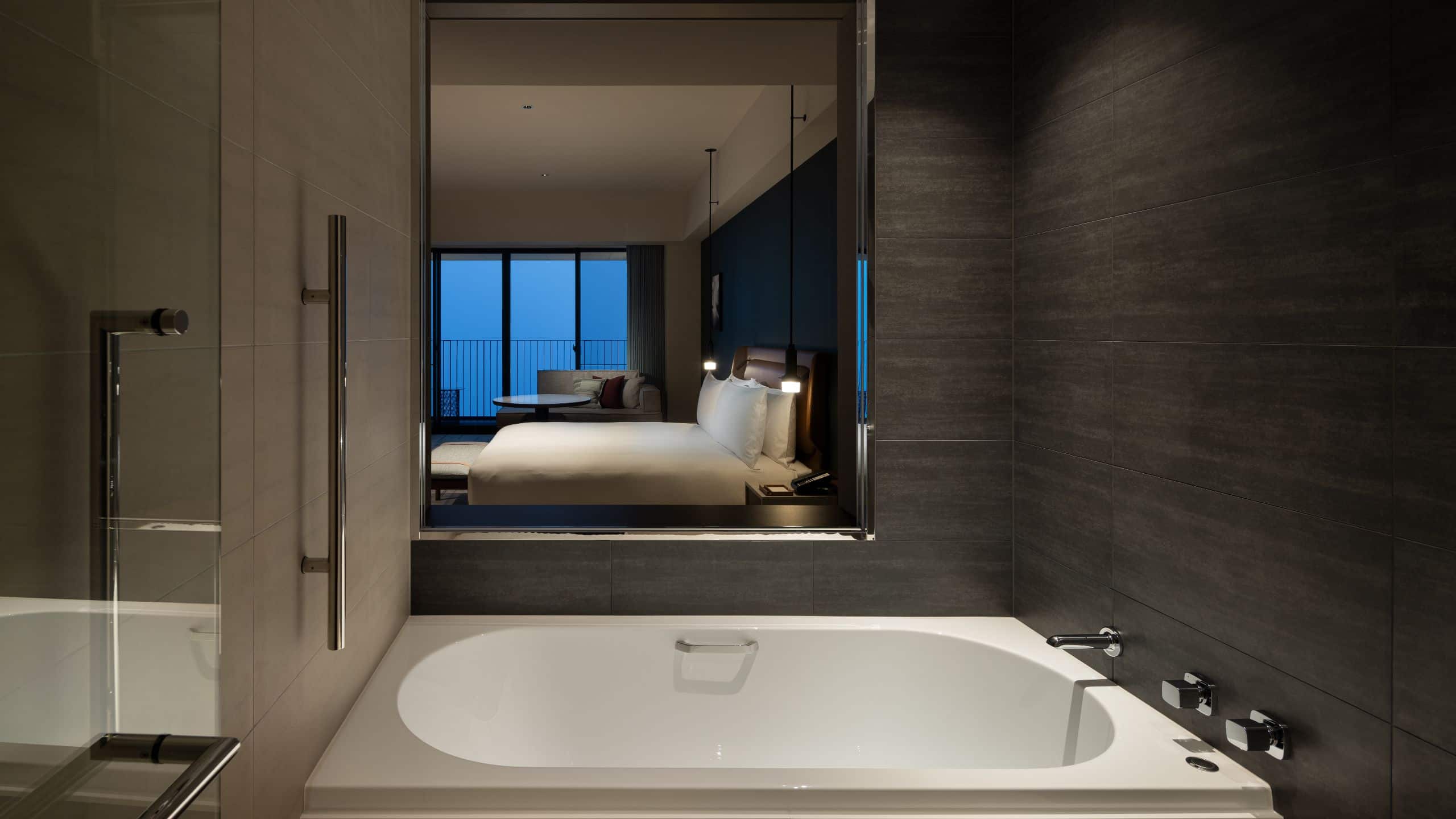 Grand Prix Suite, 1 King Bed, Circuit View - Image 4