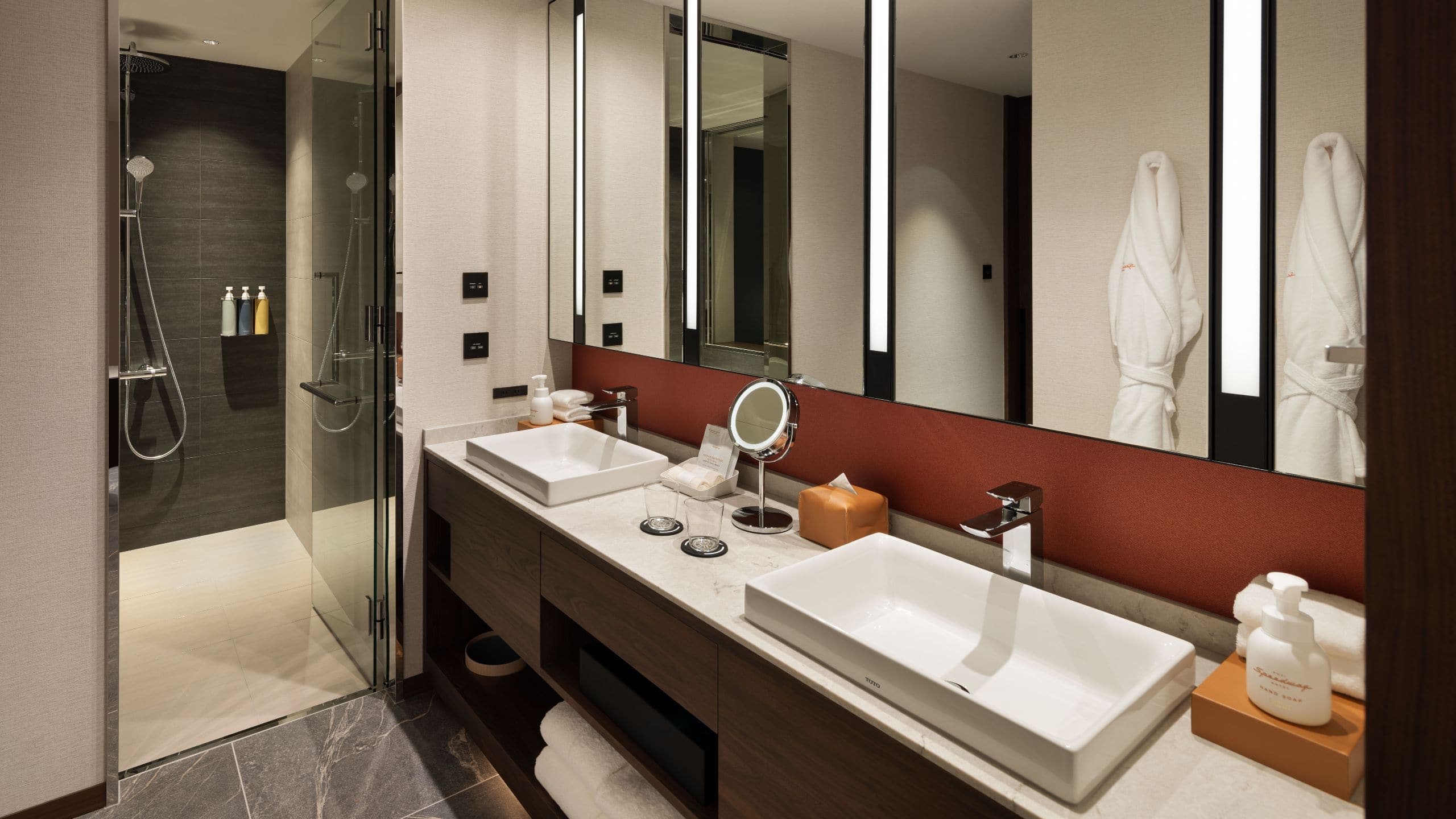 Grand Prix Suite, 1 King Bed, Circuit View - Image 3