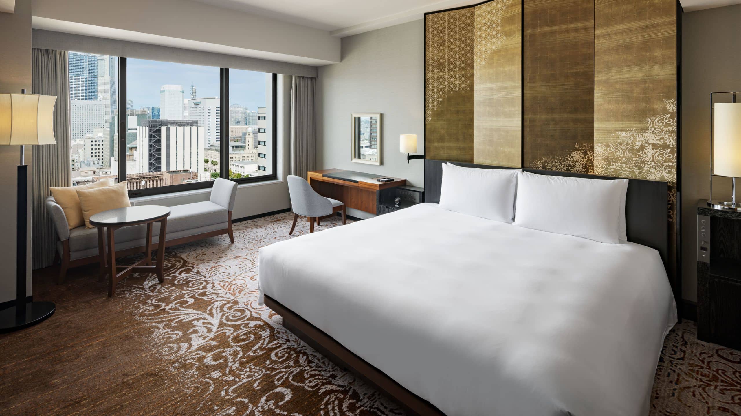 1 King Bed, Club Access - Image 1