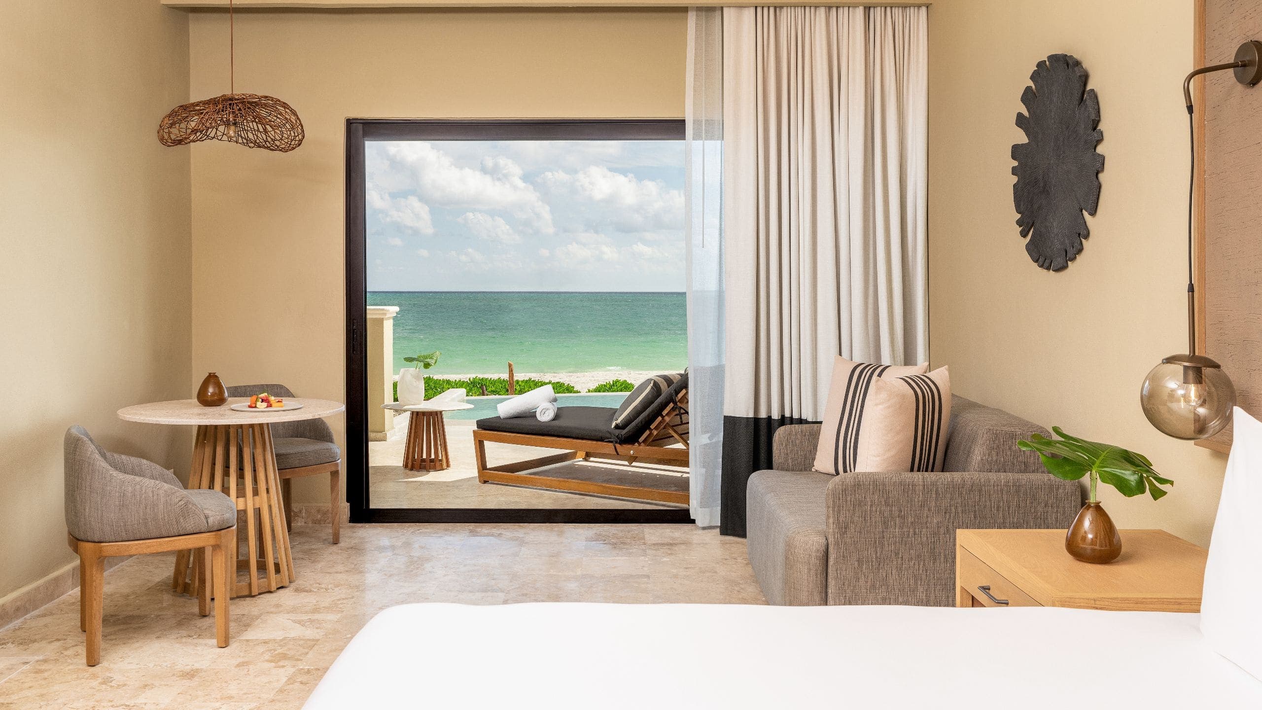 Ocean Front Swim Out King Suite - Image 1