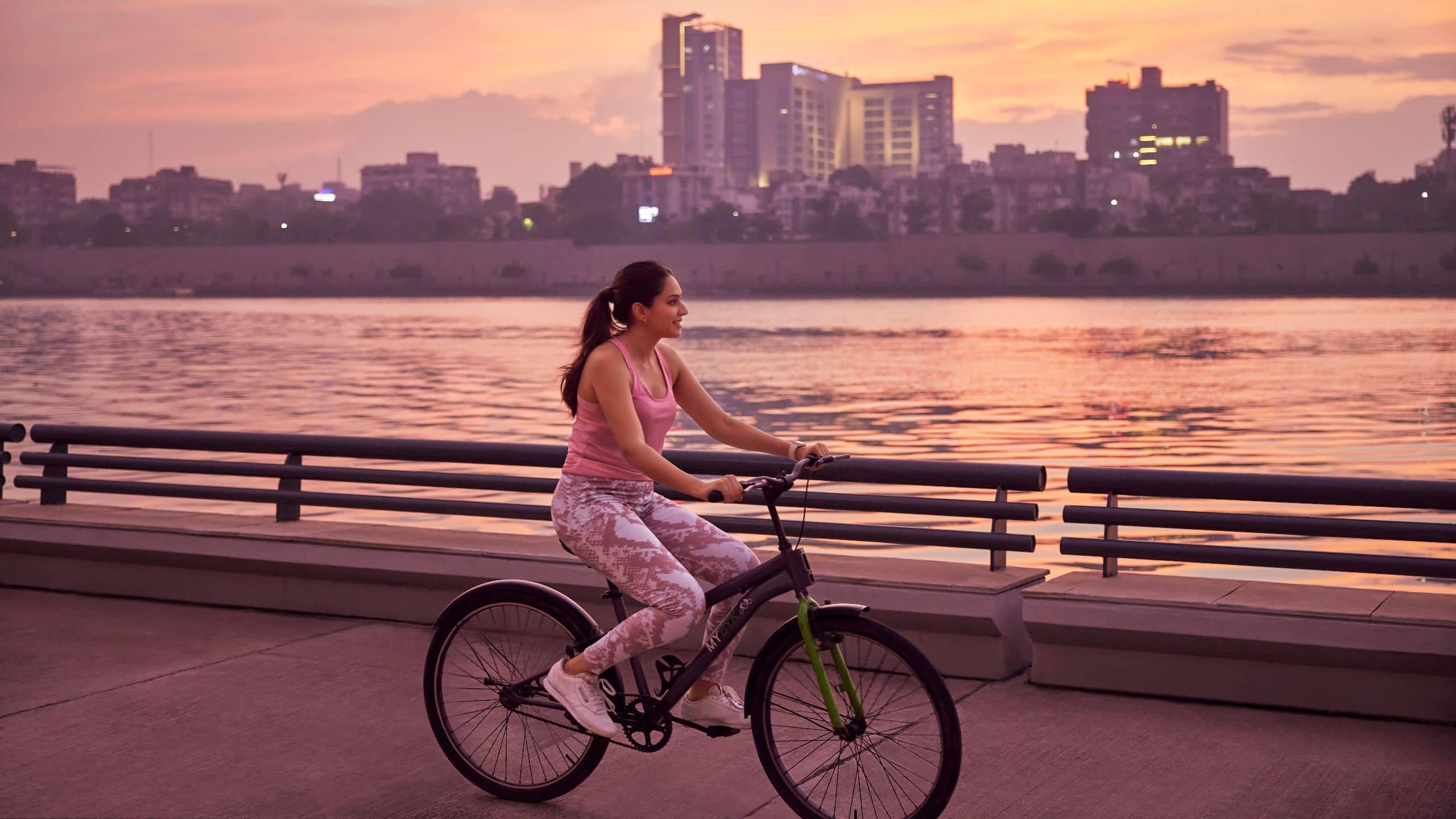 1 King Bed - Image 3