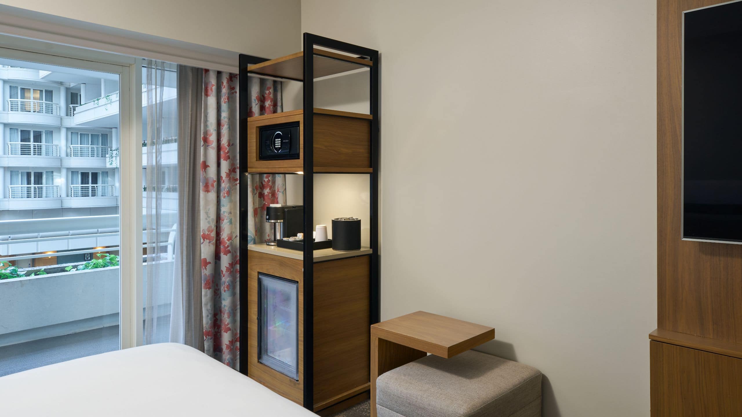 2 Queen Beds - Image 3