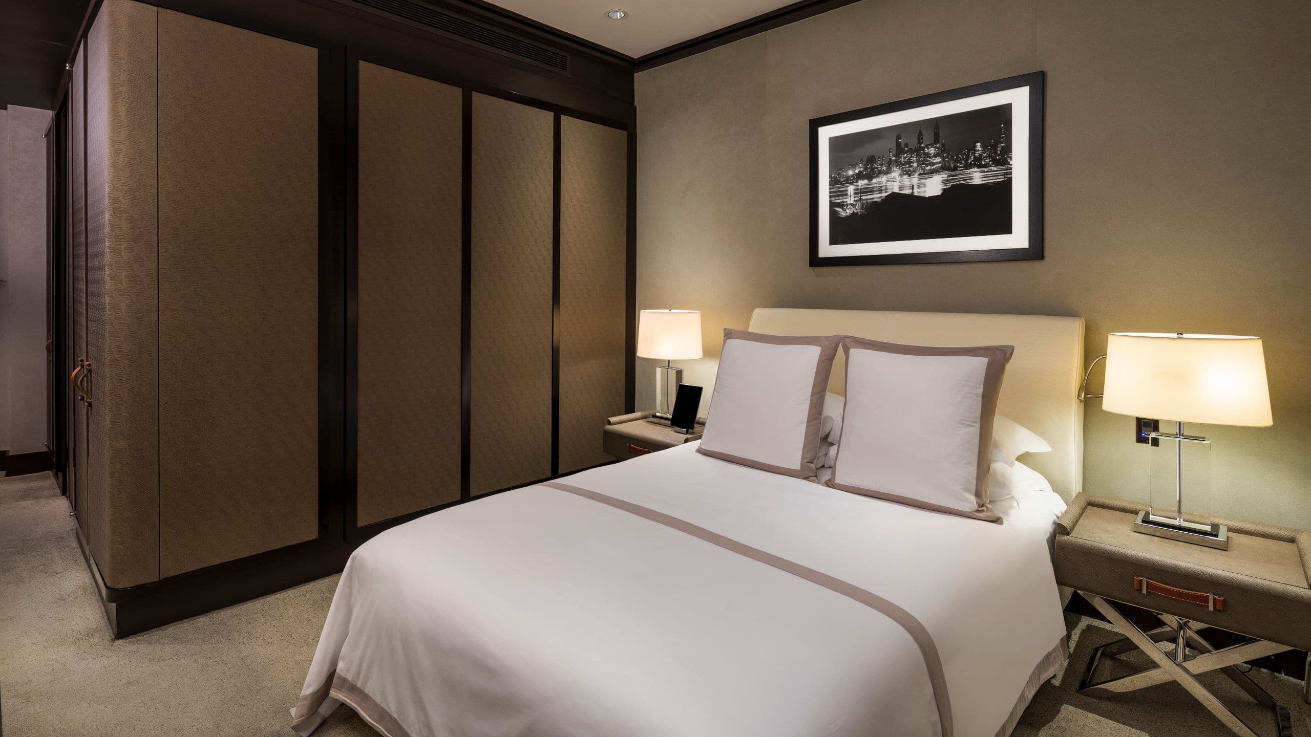 One Superior Queen Room - Image 2