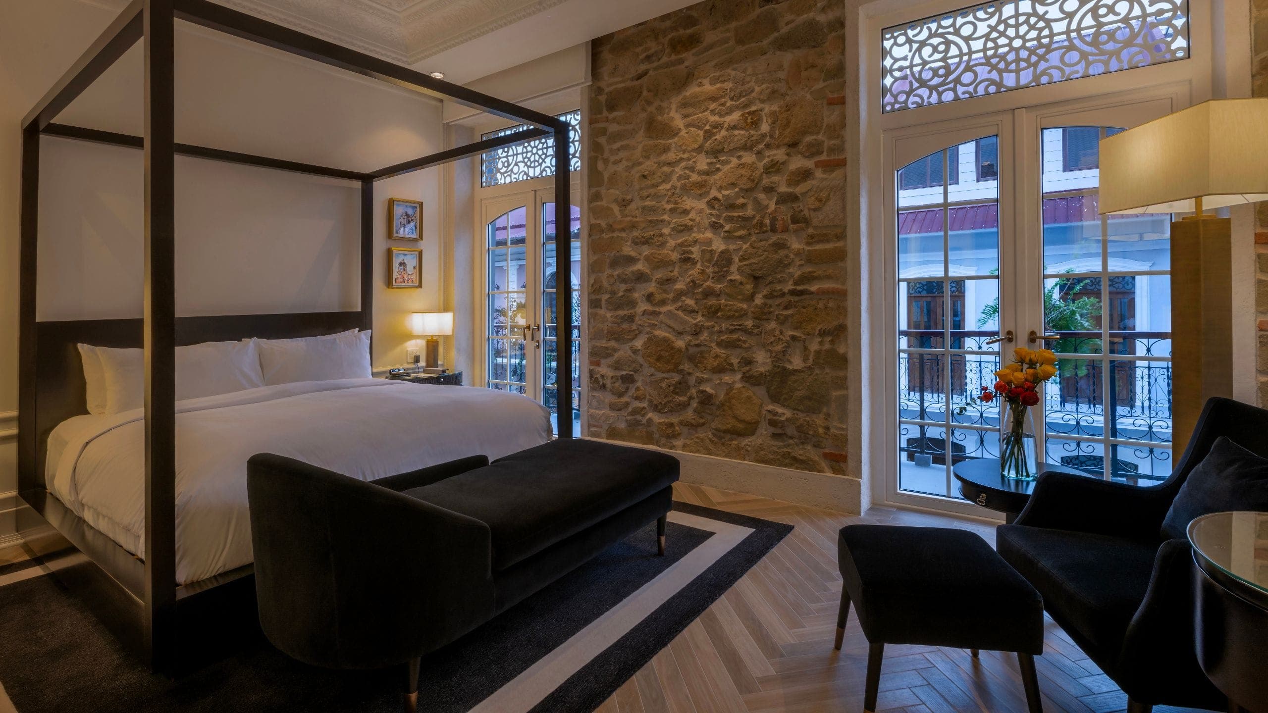 One King Bed | Courtyard View - Image 1