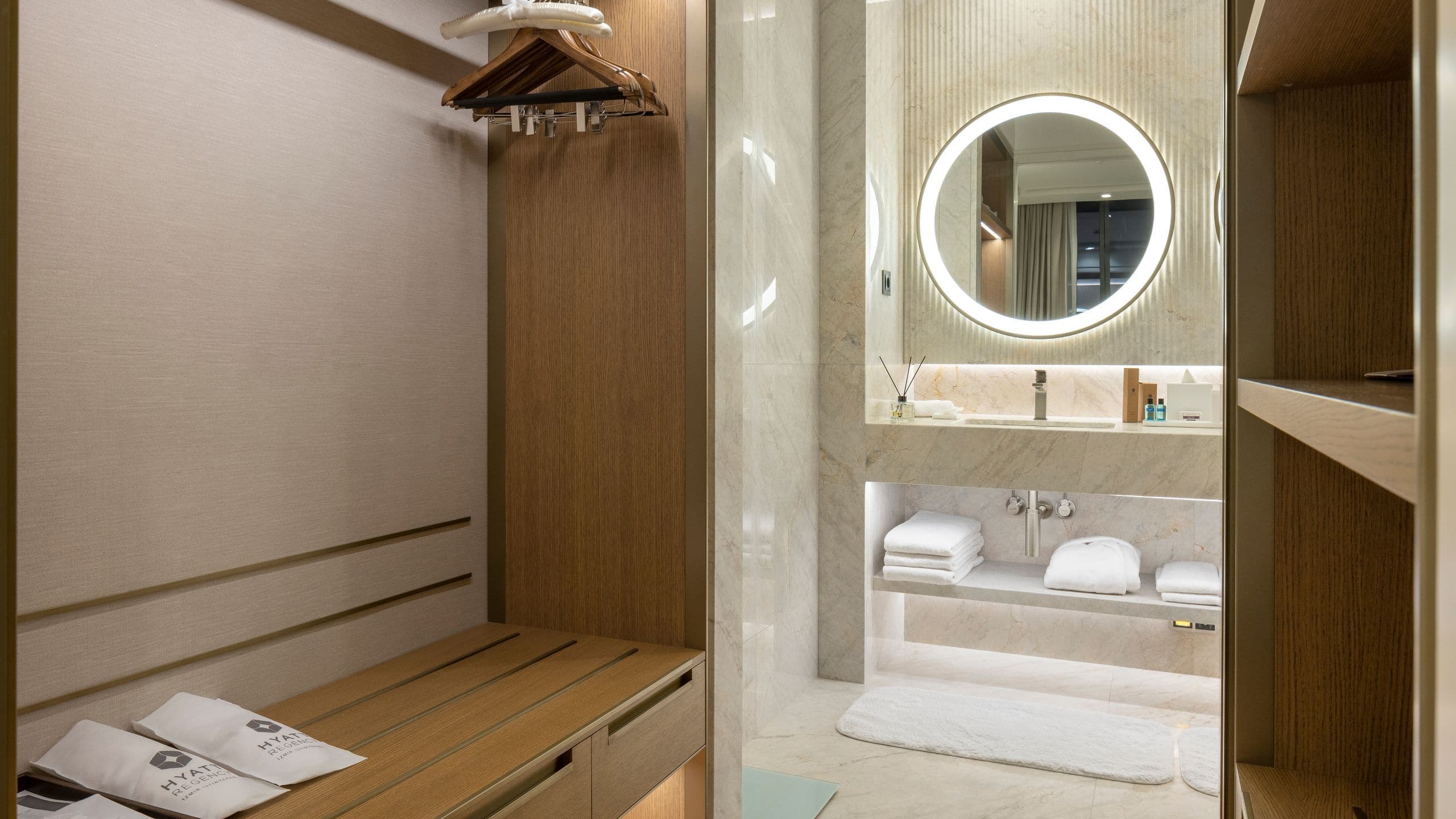 Grand Suite with balcony - Image 4
