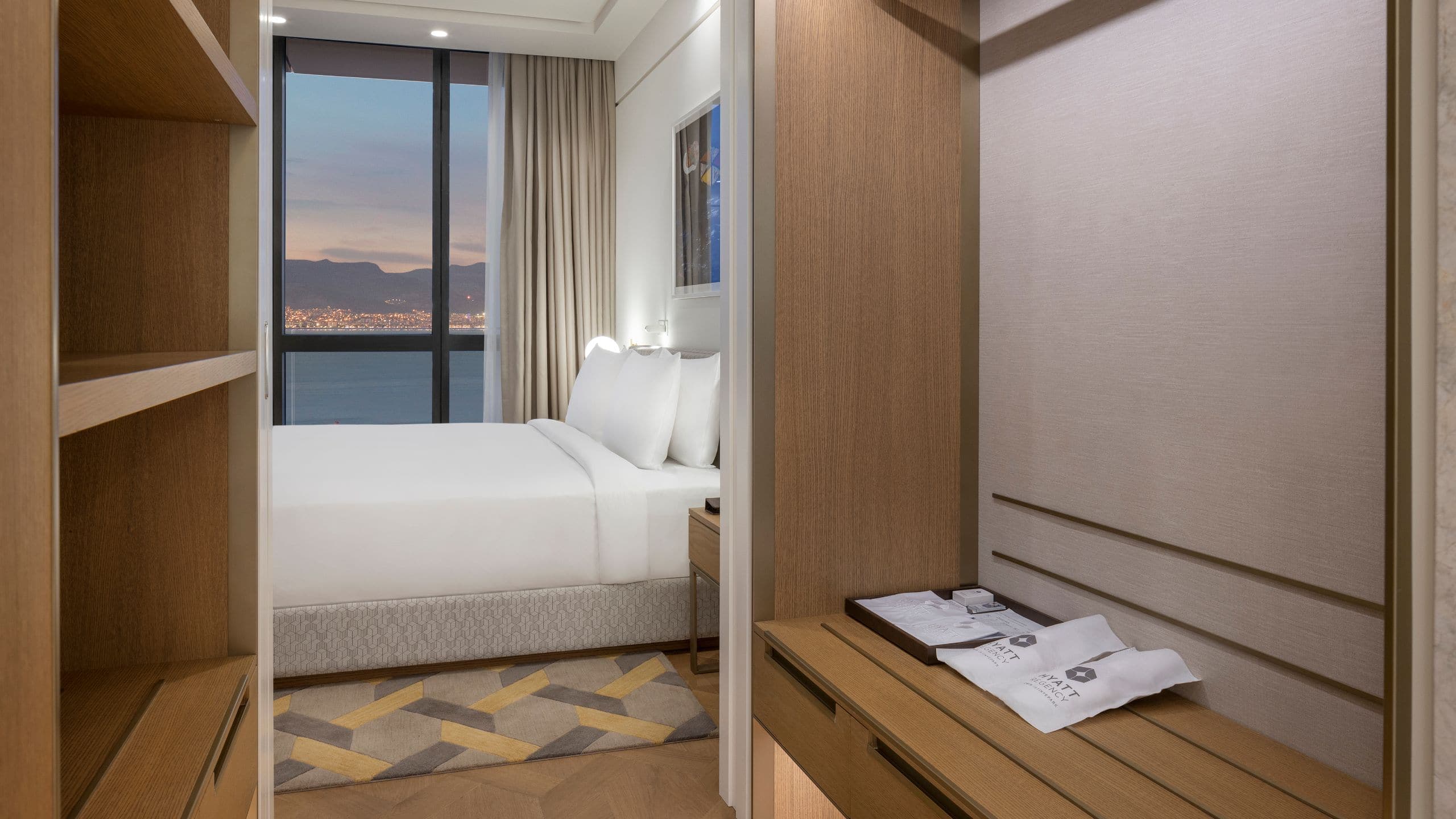 Grand Suite with balcony - Image 10
