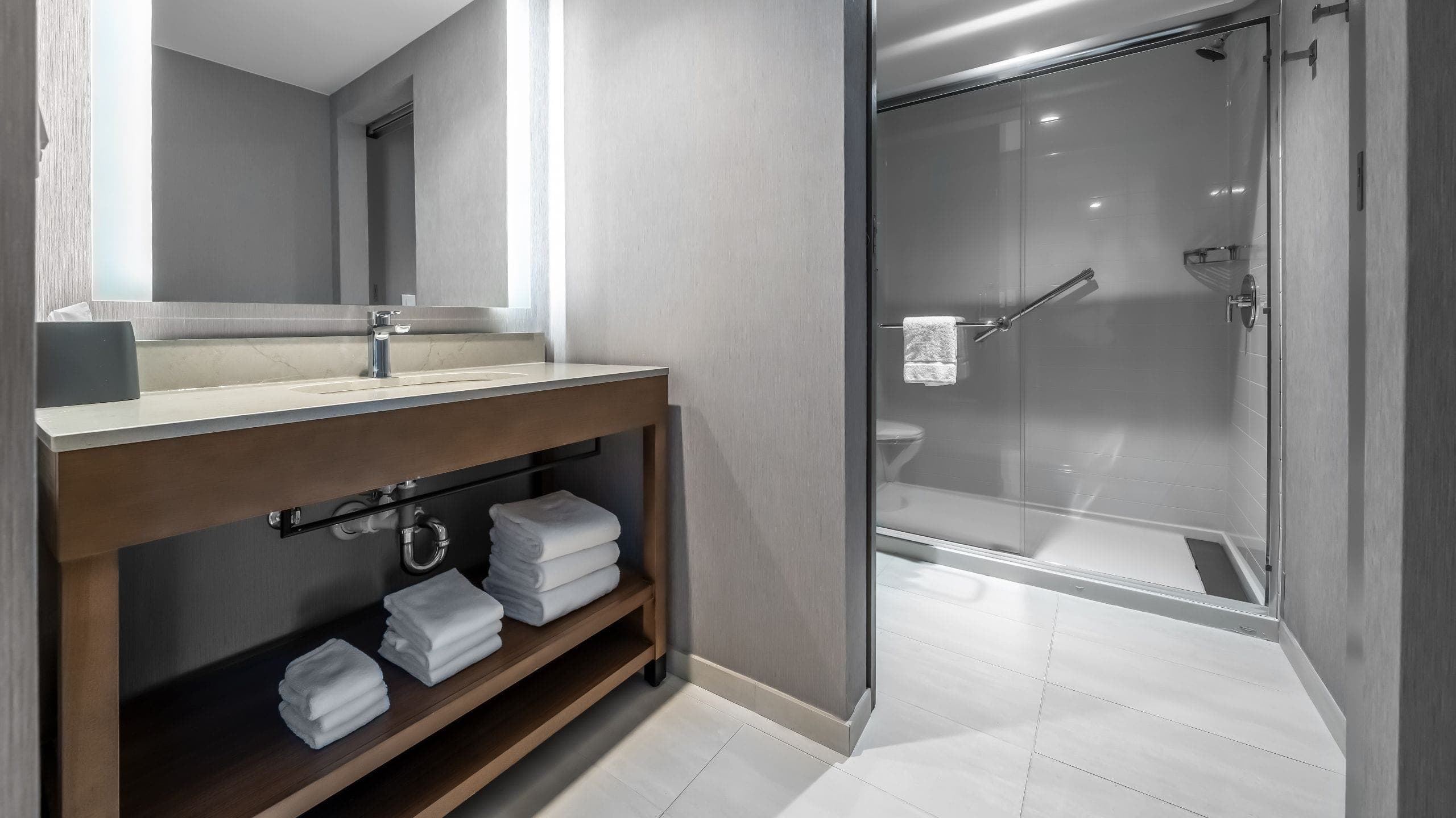 Accessible | King Bed/Roll-In Shower (Plus Sofa Bed) - Image 5