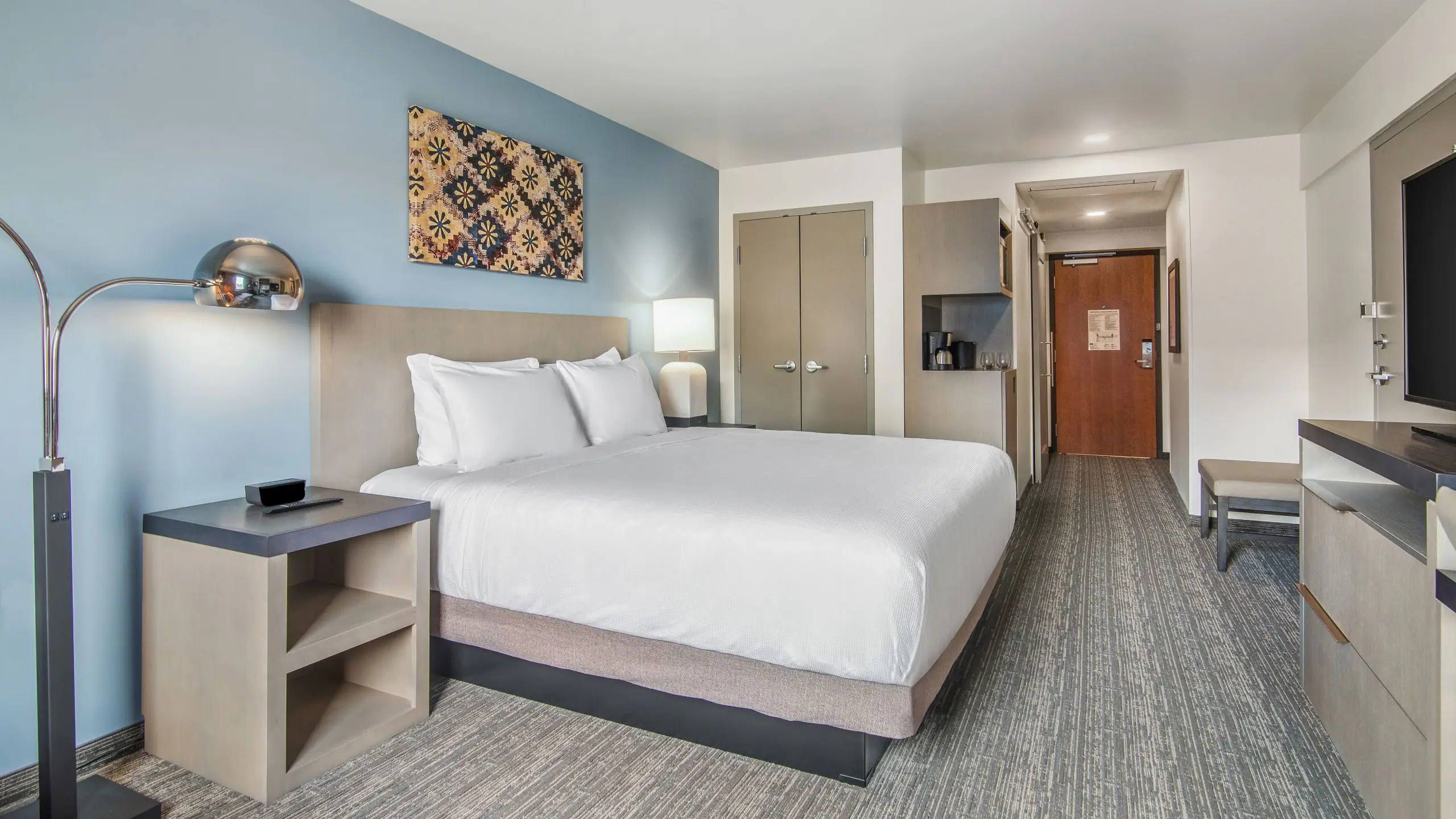 Den Guestroom | King Bed - Image 2