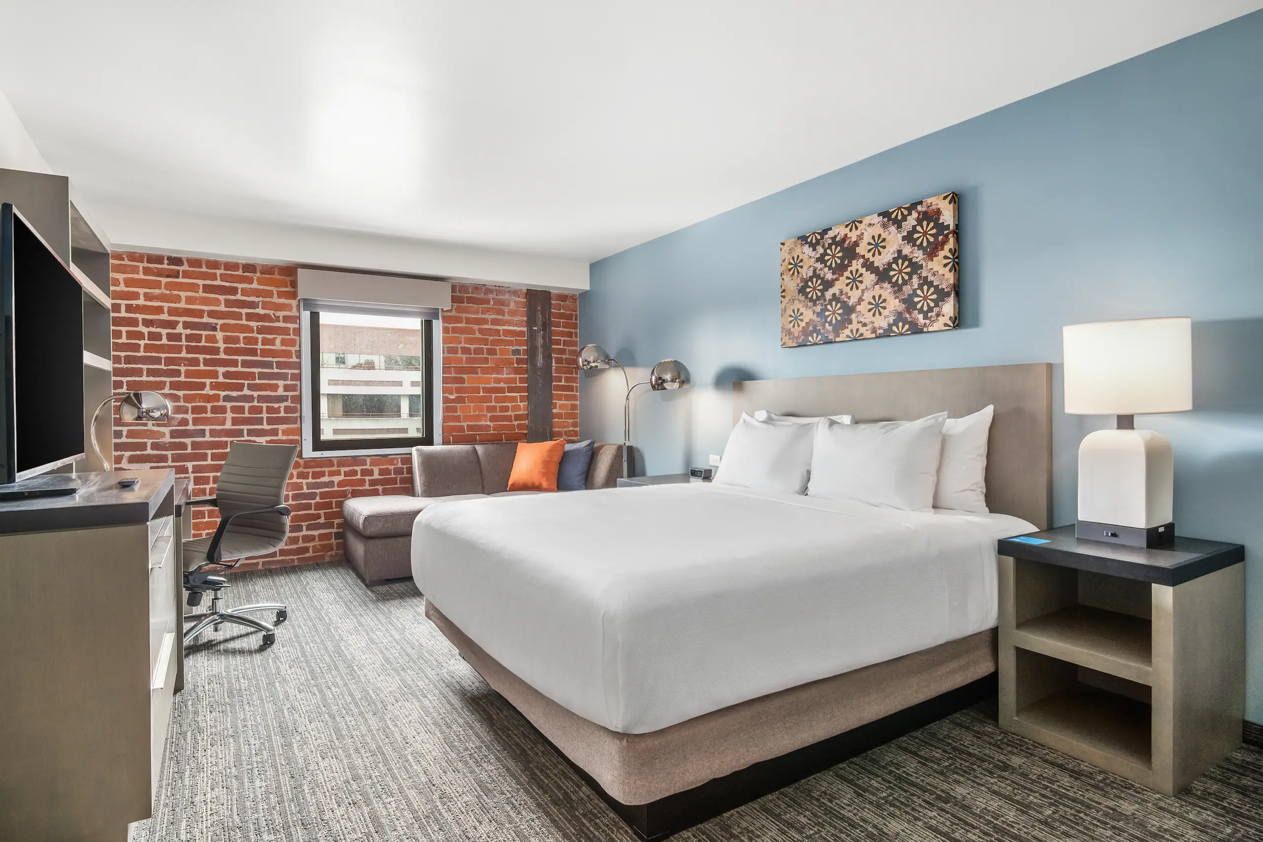 Den Guestroom | King Bed - Image 1