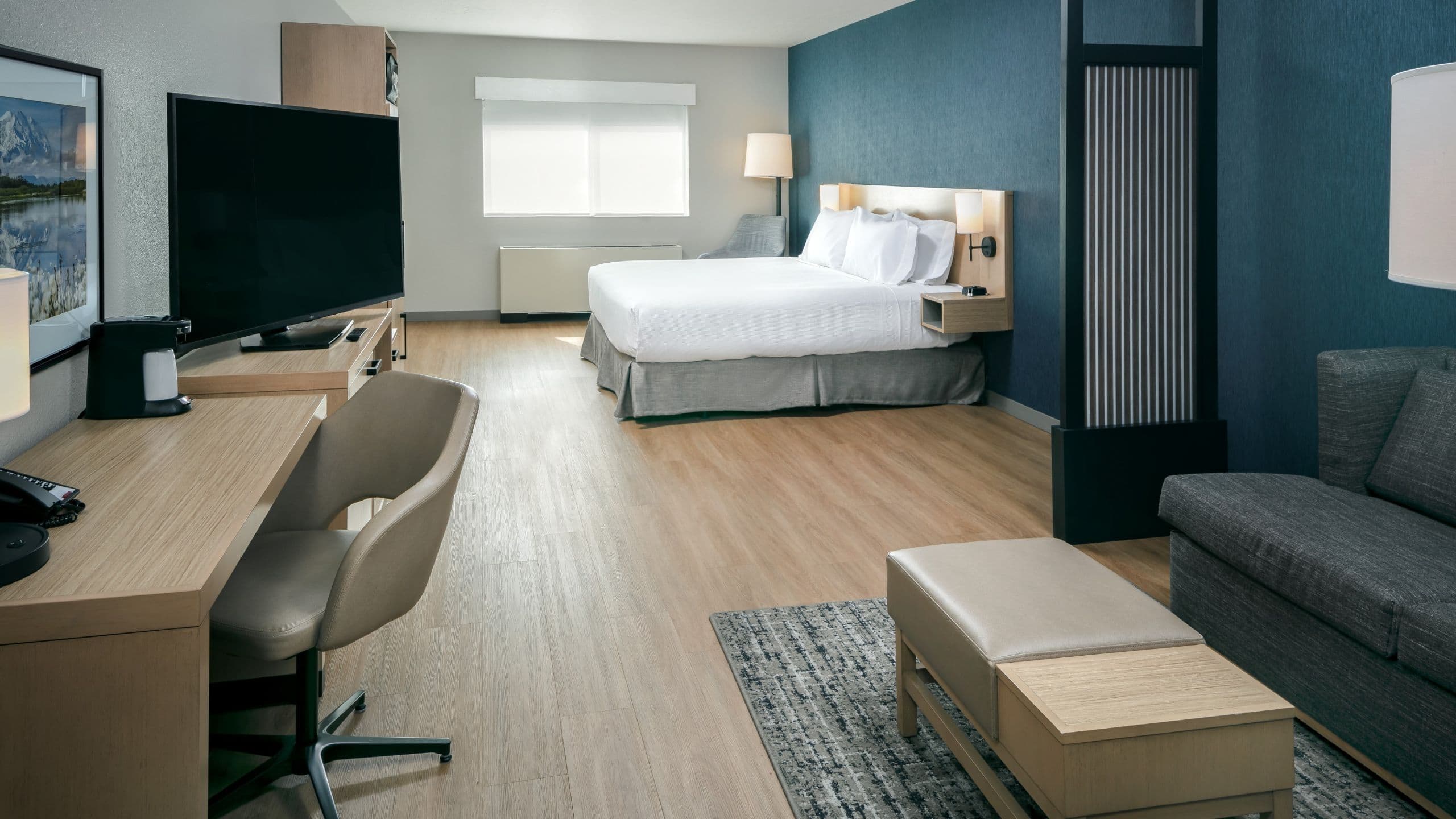 Accessible King Bed/Roll-In Shower - Image 1