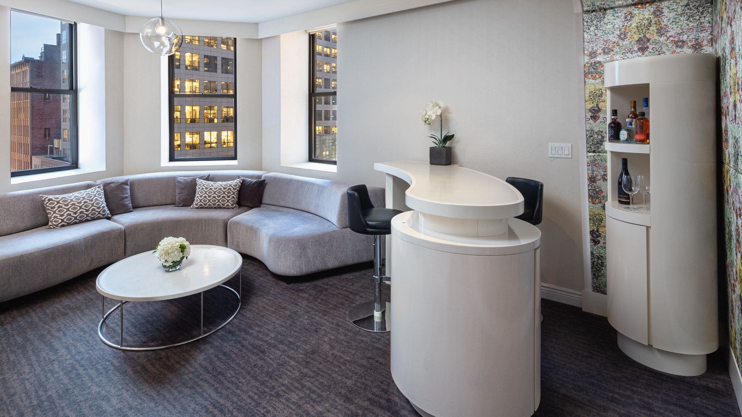 1 Bedroom King Suite Platinum - Image 1