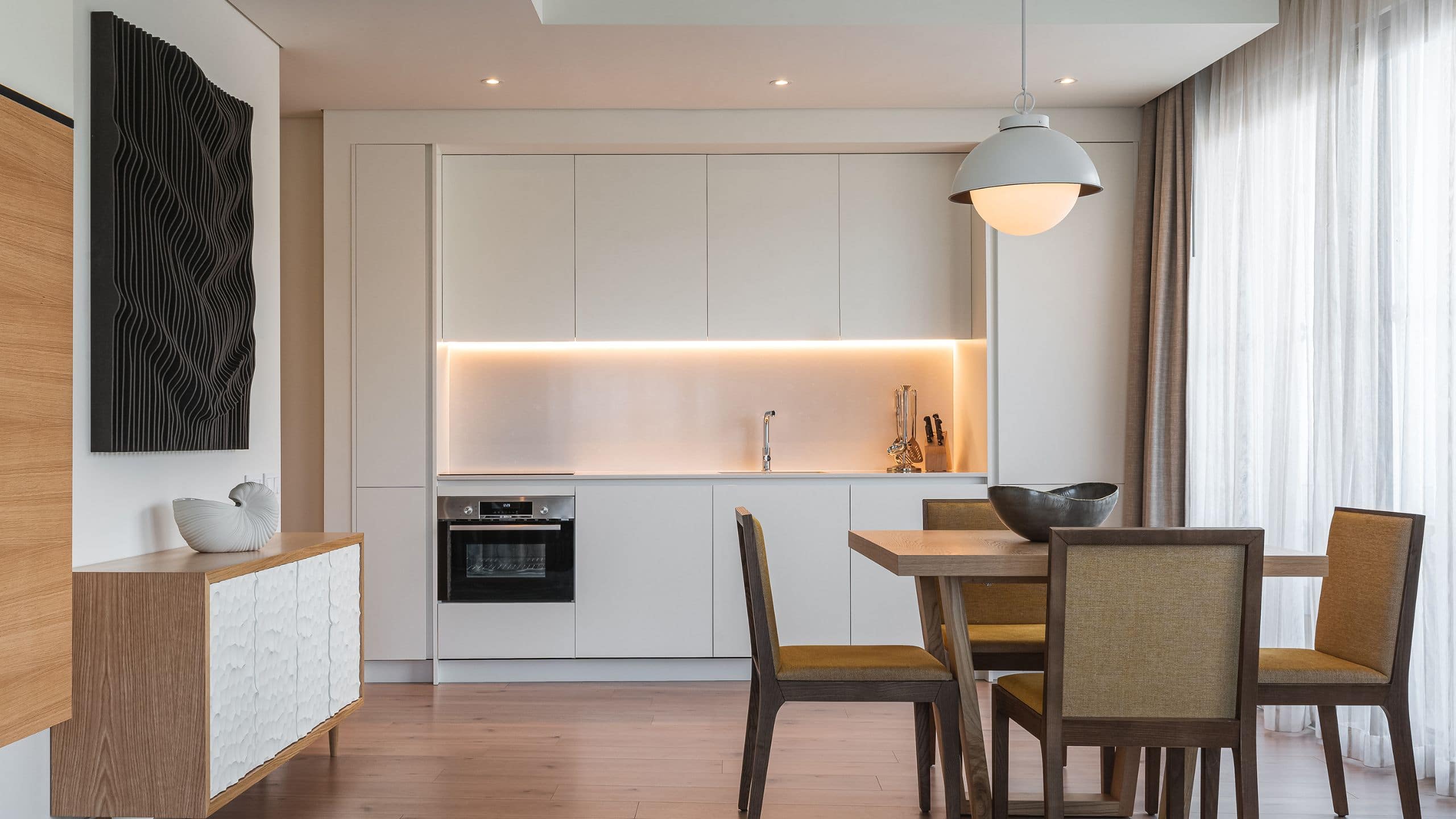 Deluxe Suite 1 Queen Bed - Image 4