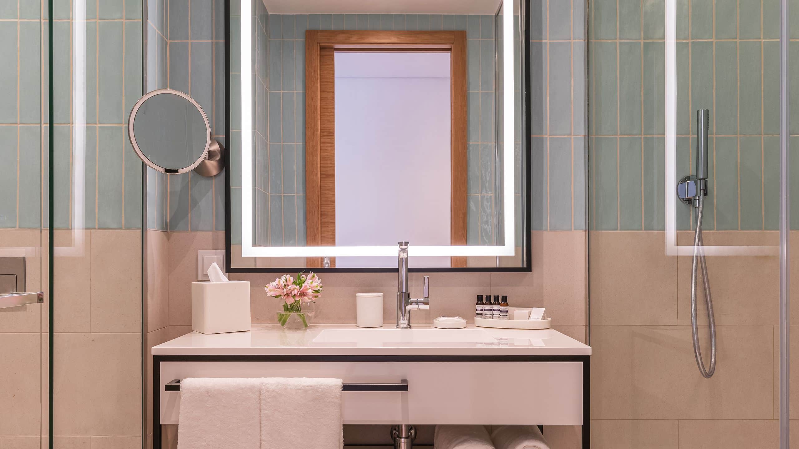 Deluxe Suite 1 Queen Bed - Image 2