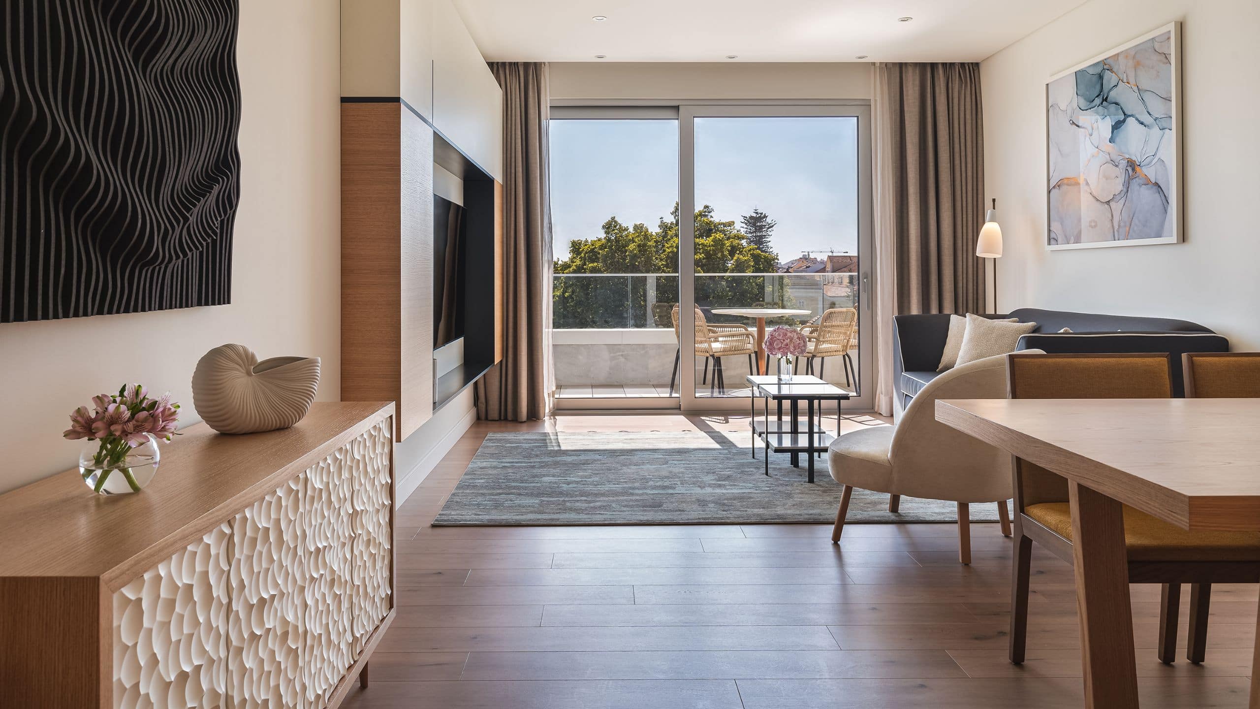 Deluxe Suite 1 Queen Bed - Image 5