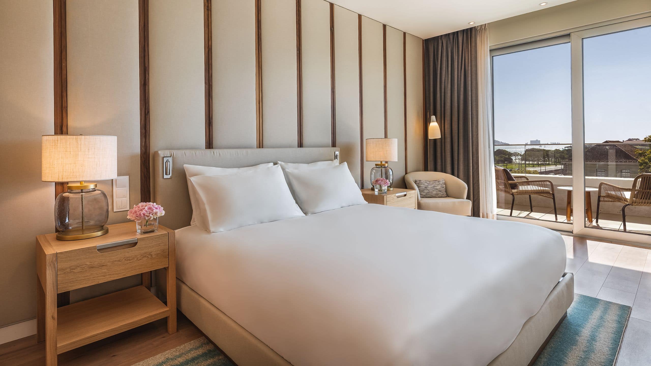 Deluxe Suite 1 Queen Bed - Image 1