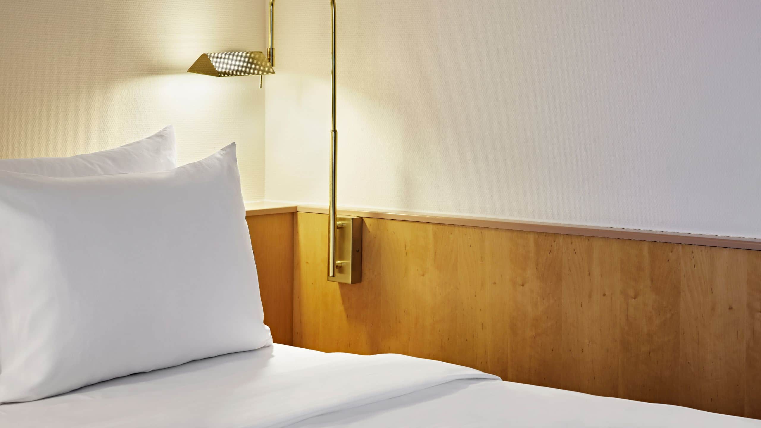 1 Queen Bed - Image 4