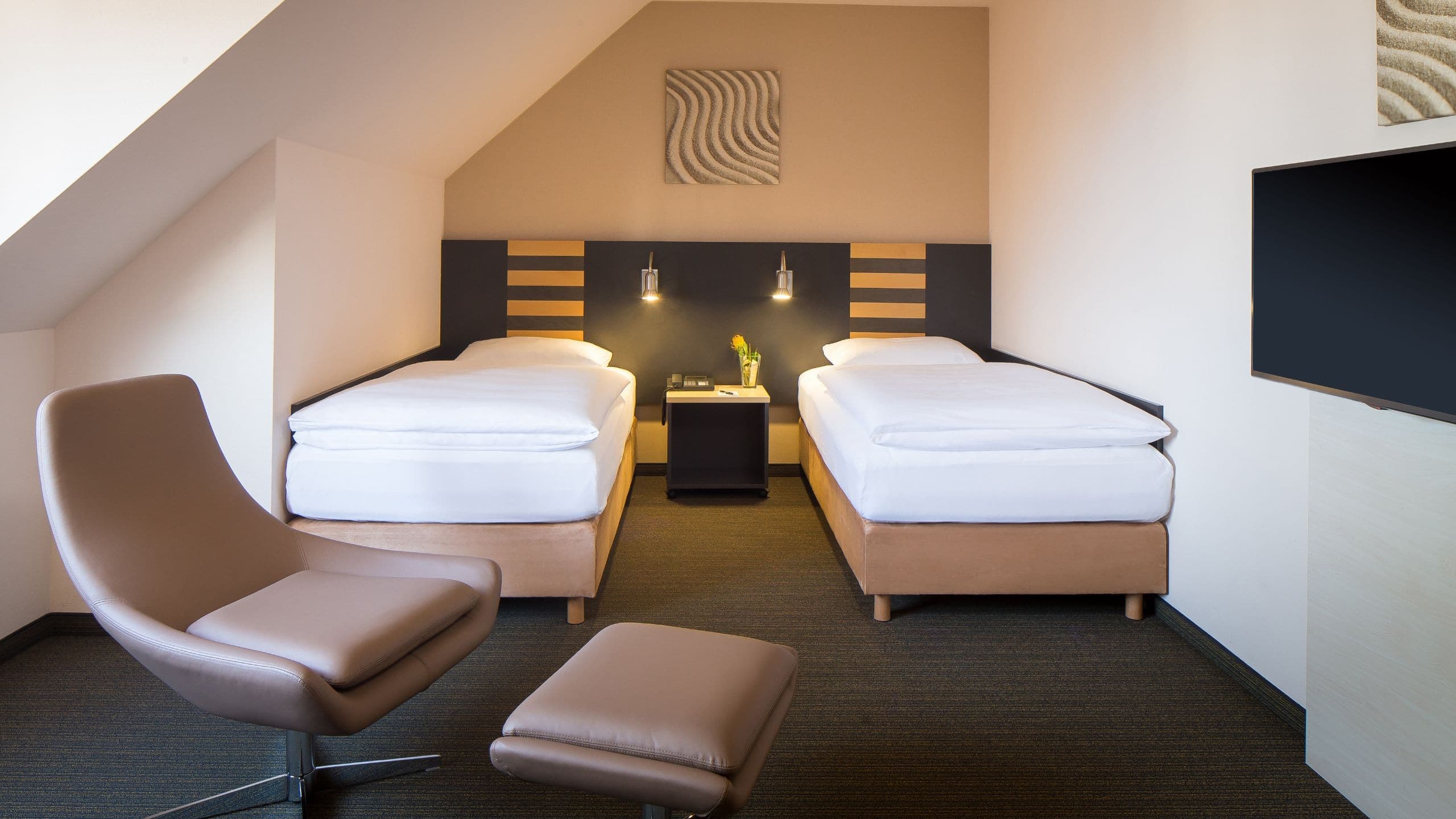 2 Twin Beds - Image 1