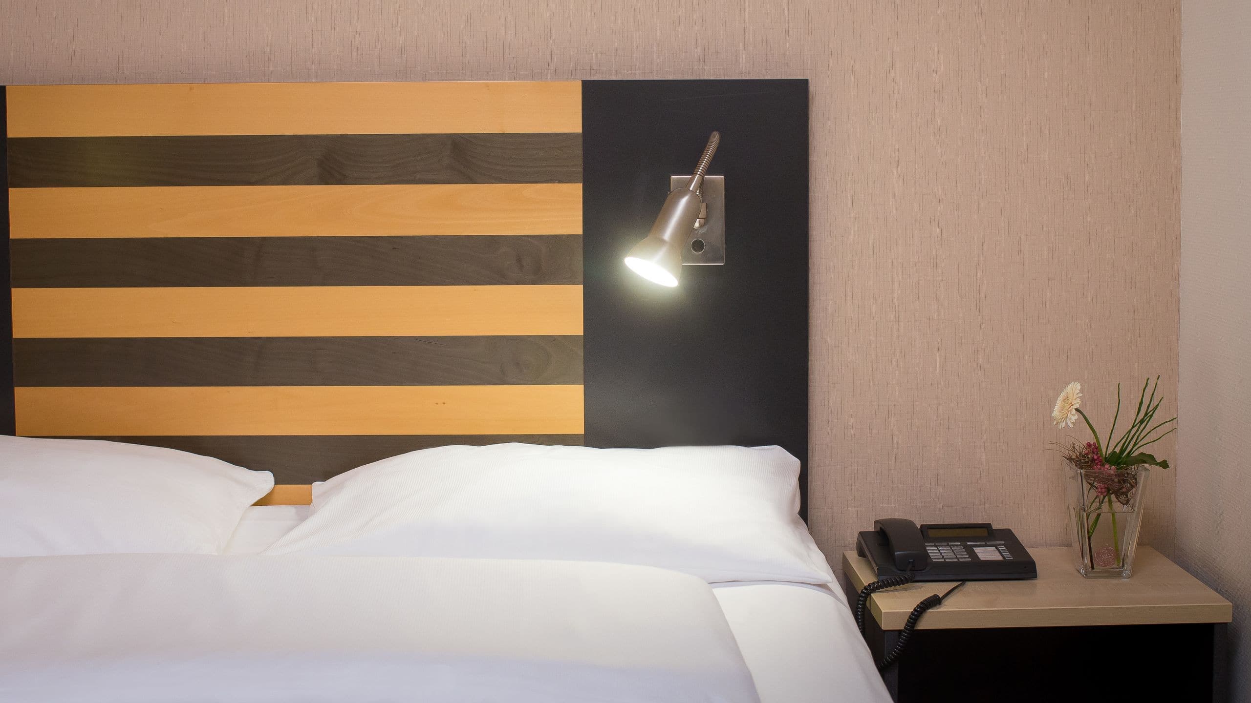 2 Twin Beds - Image 4