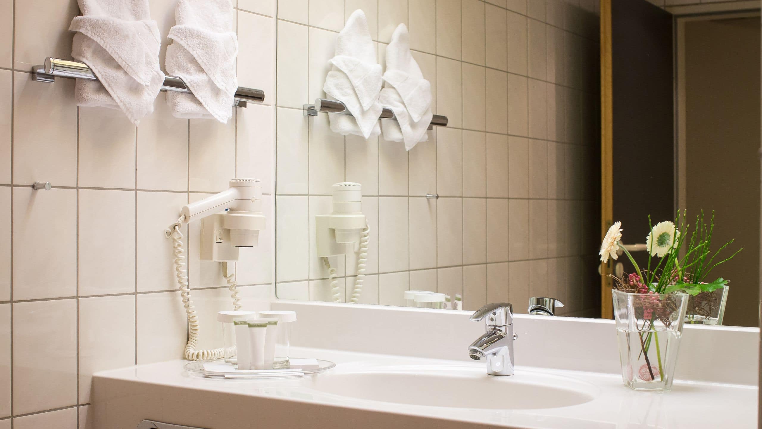 2 Twin Beds - Image 2