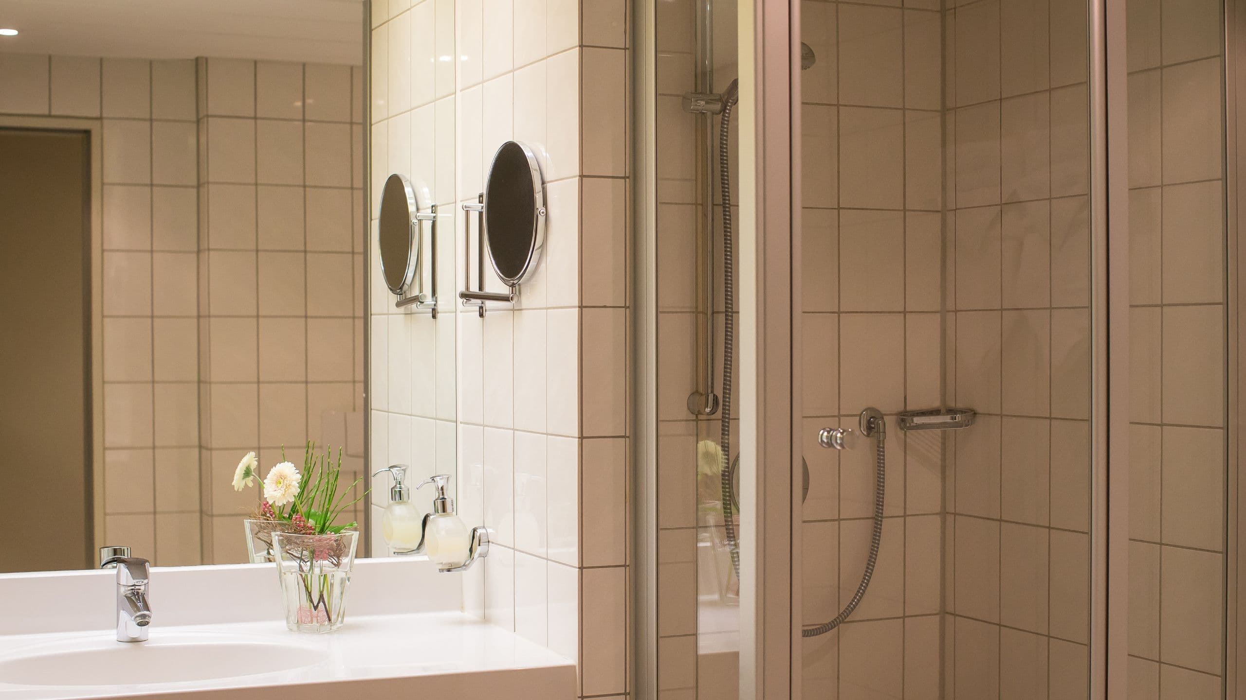 2 Twin Beds - Image 3