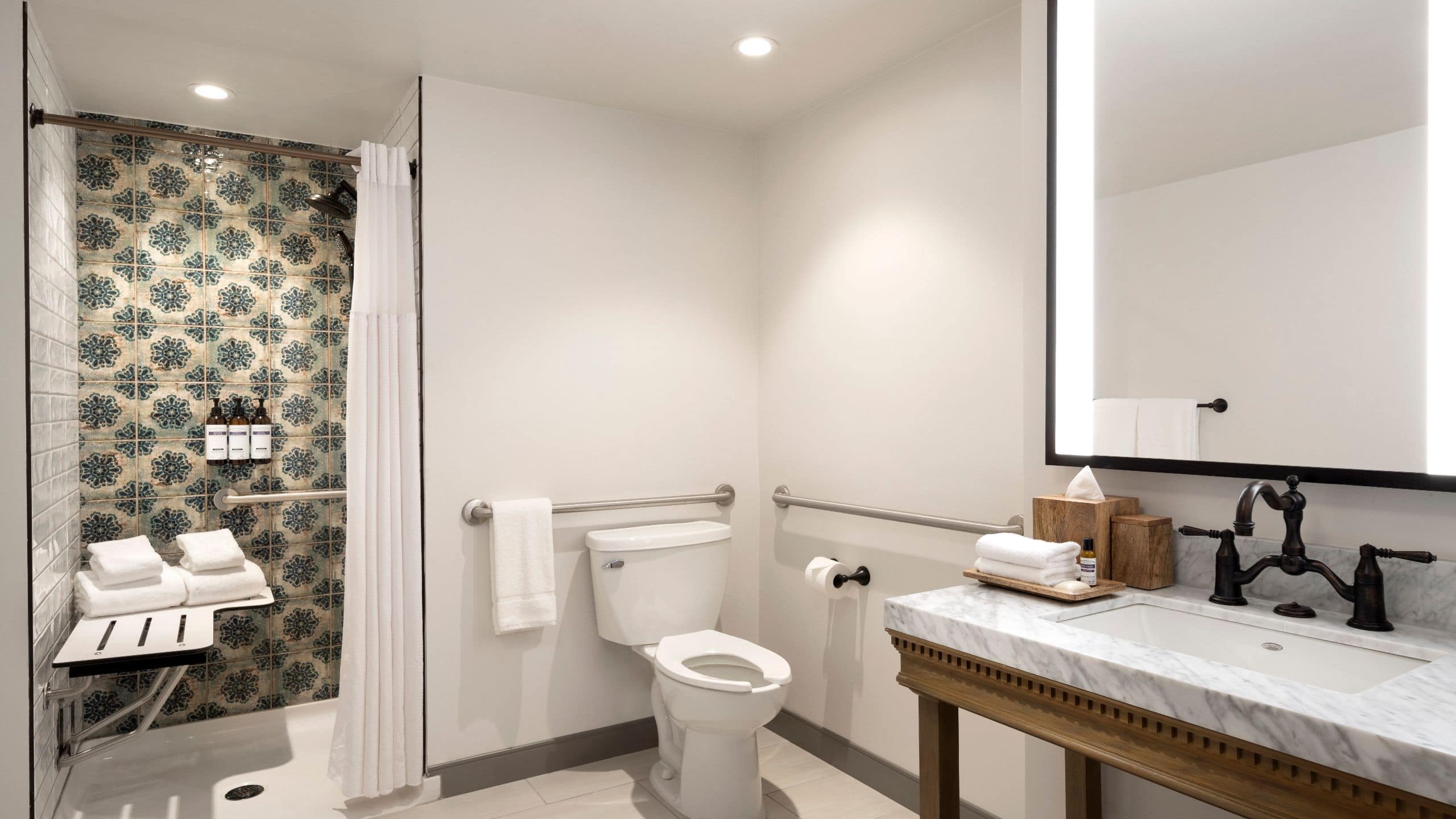 2 Queen Beds with Accessible Shower - Image 3