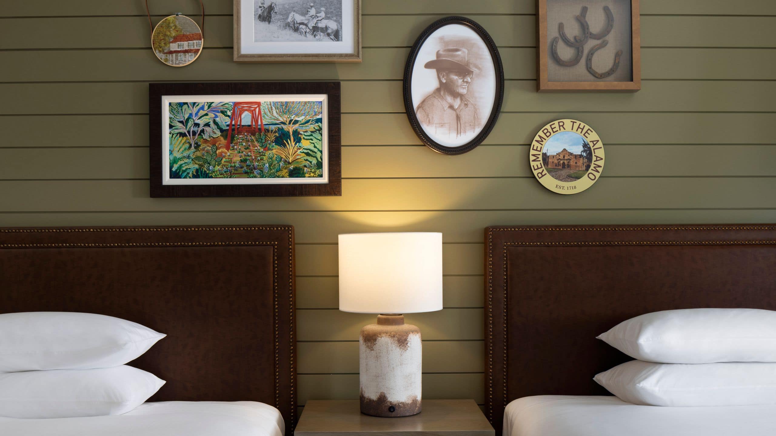 2 Queen Beds with Accessible Shower - Image 2