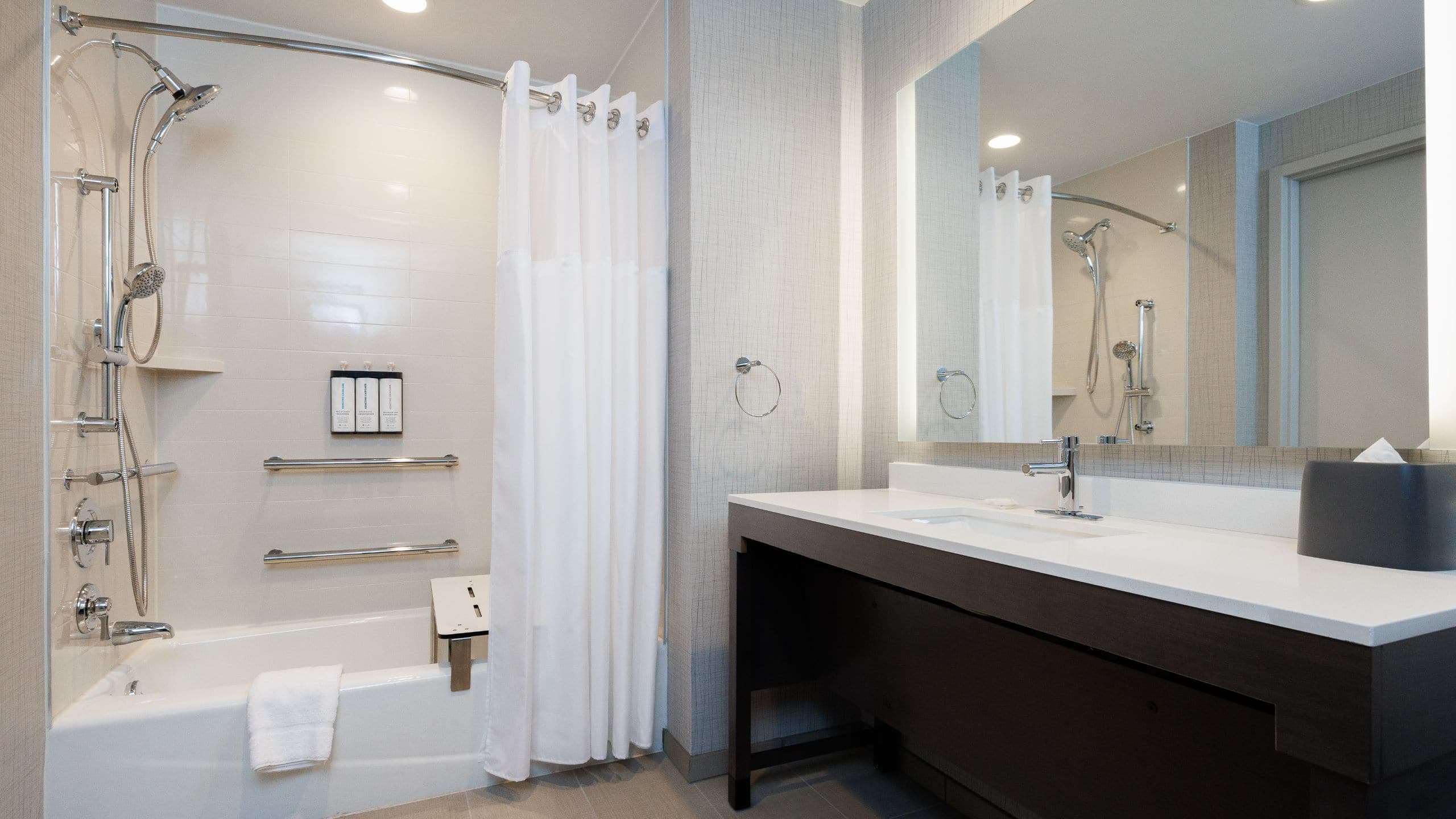 Accessible | Two Queen Beds/Tub (plus sofa bed) - Image 2