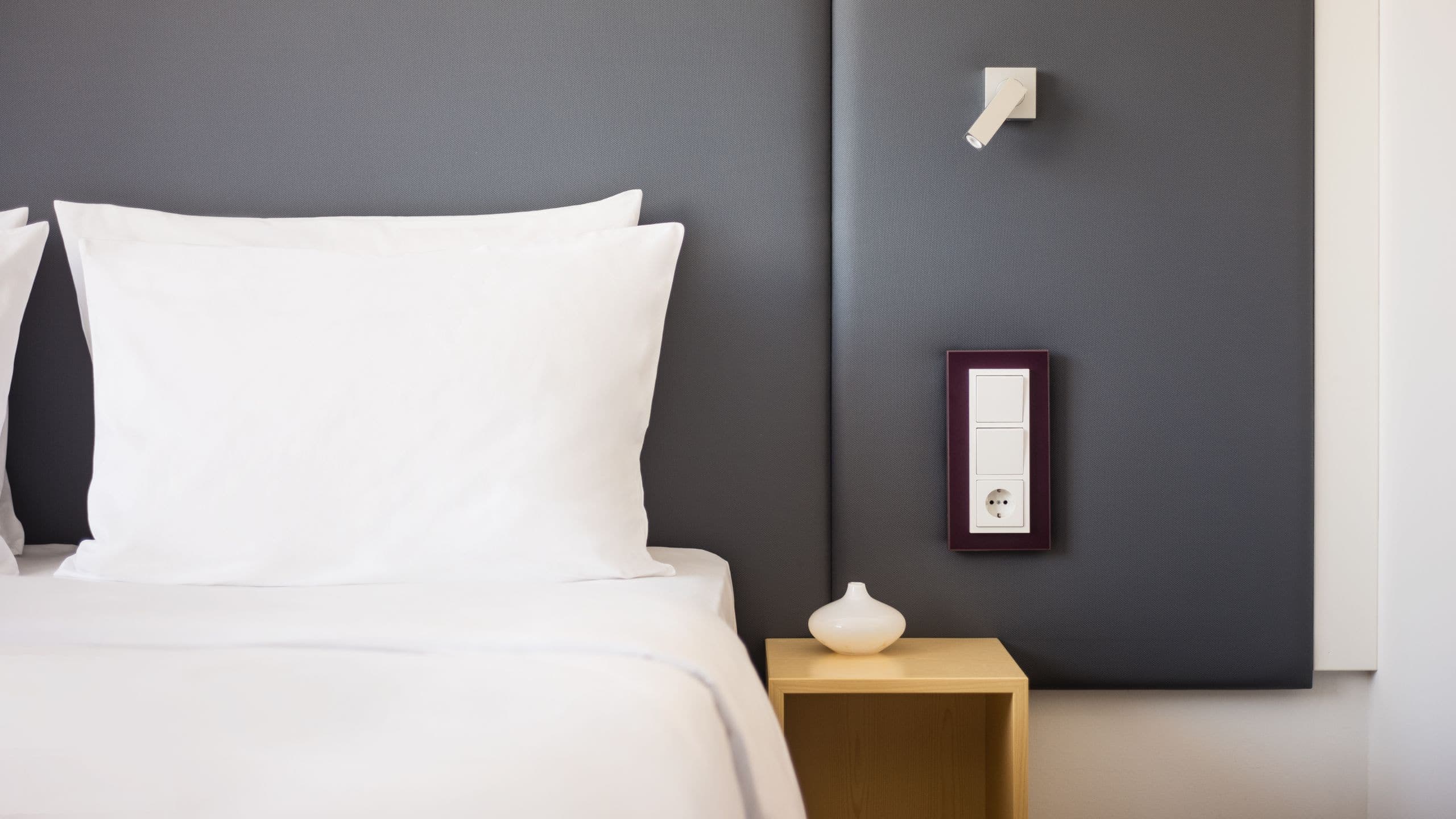 2 Twin Beds - Image 5