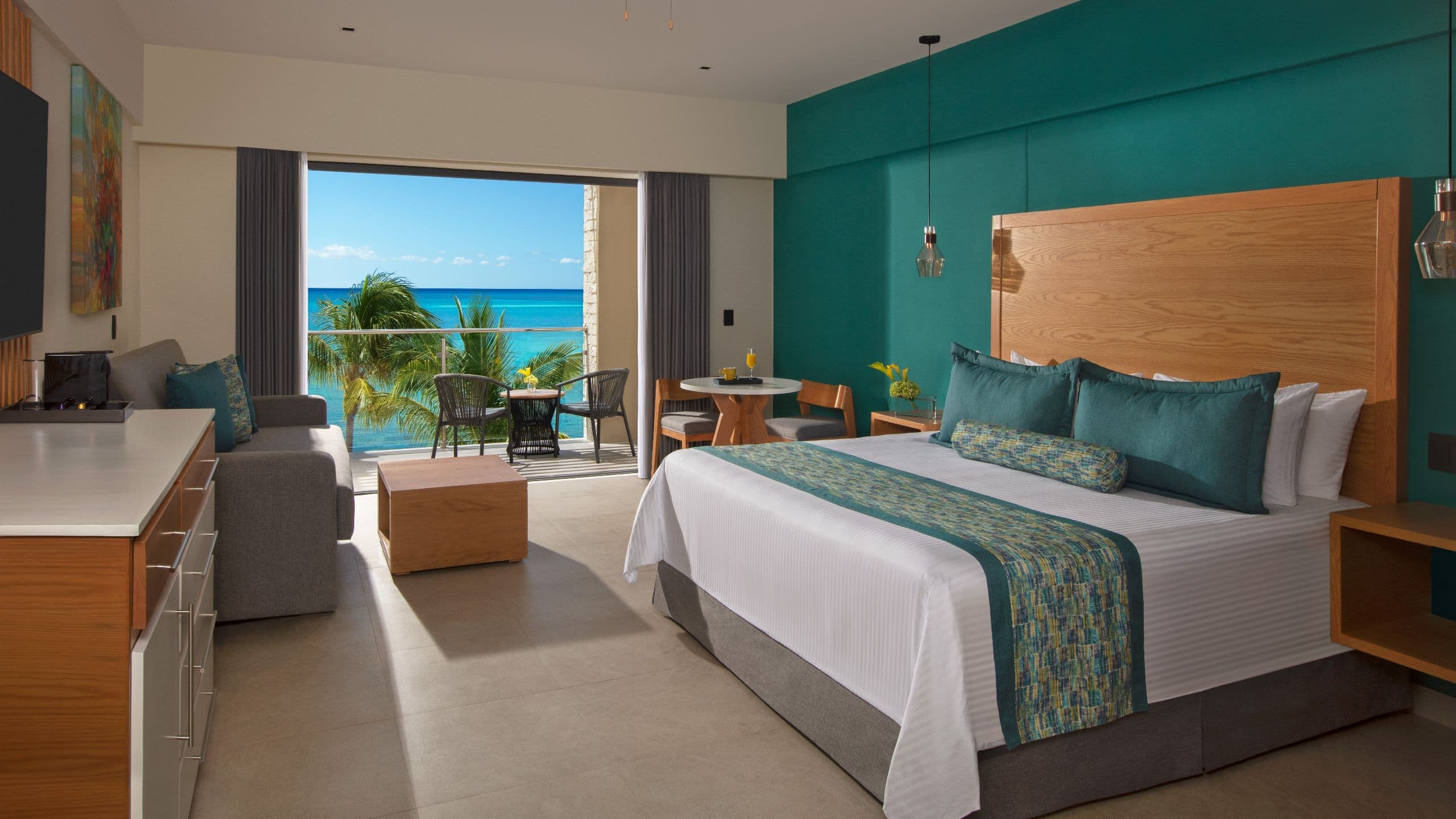 Preferred Club Jr Suite Ocean Front King Bed - Image 1