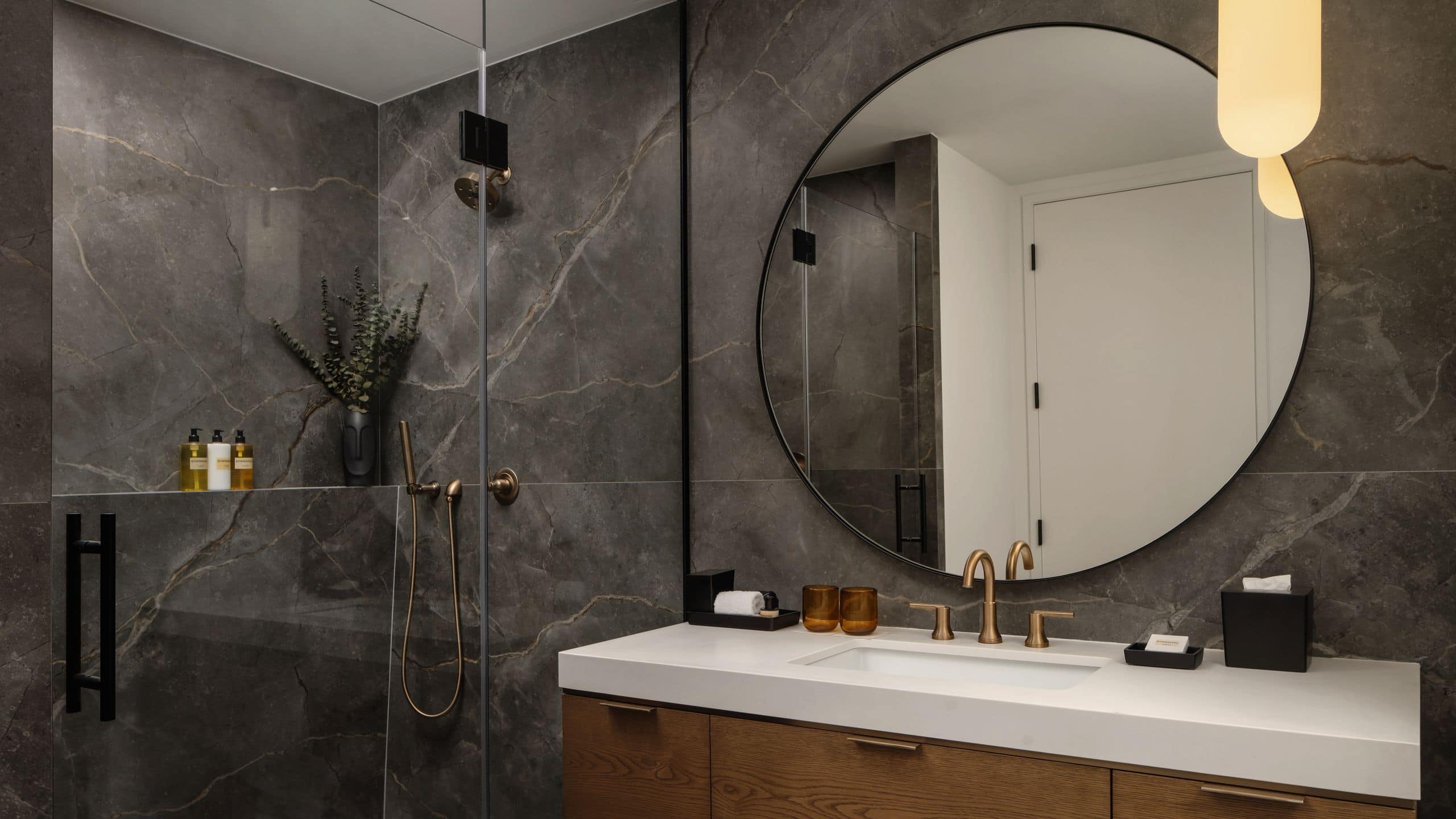 1 King Bed - Image 3