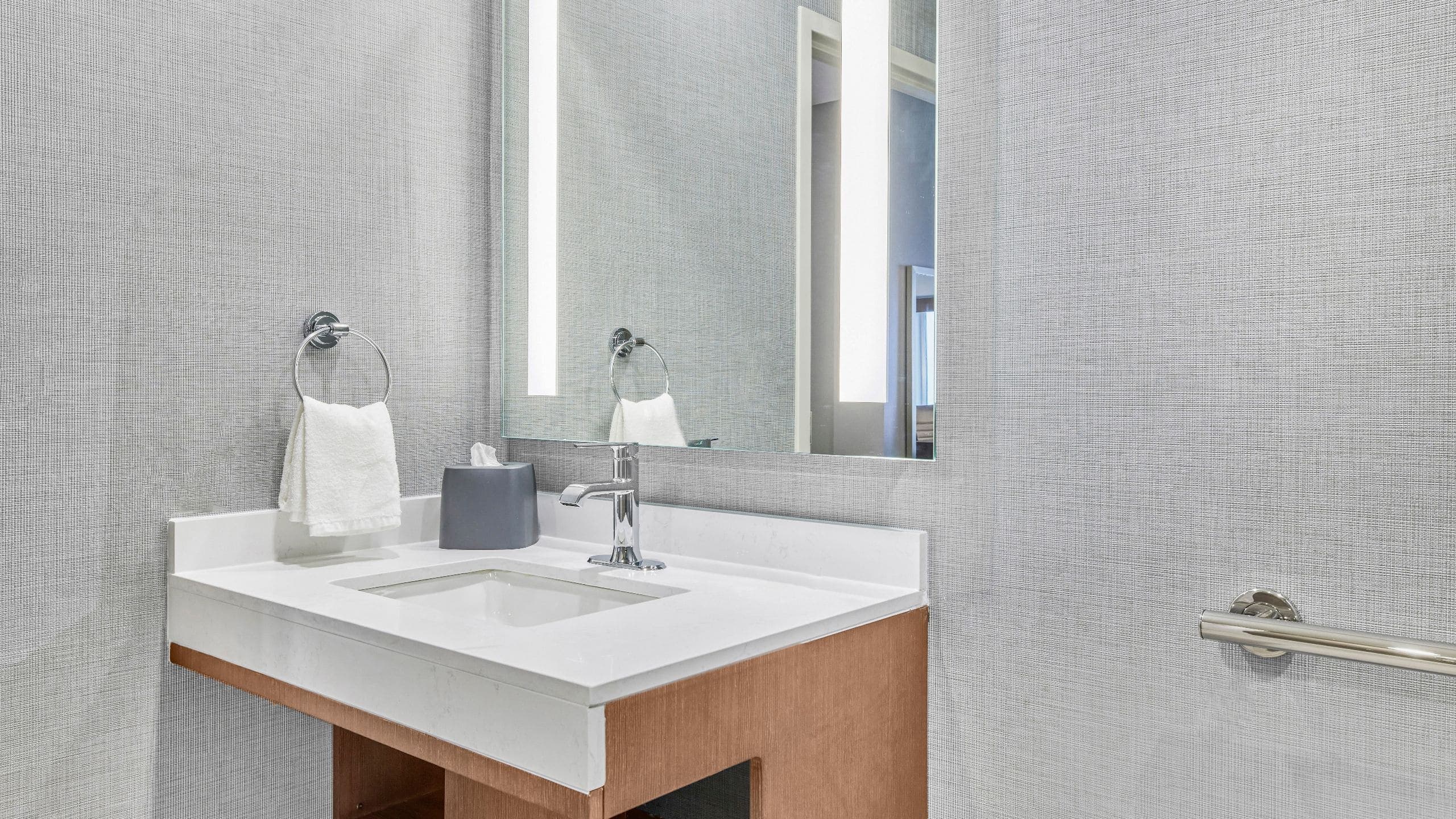 Accessible Two Queen Beds (plus sofa bed) | One Bedroom Kitchen Suite / Tub - Image 4