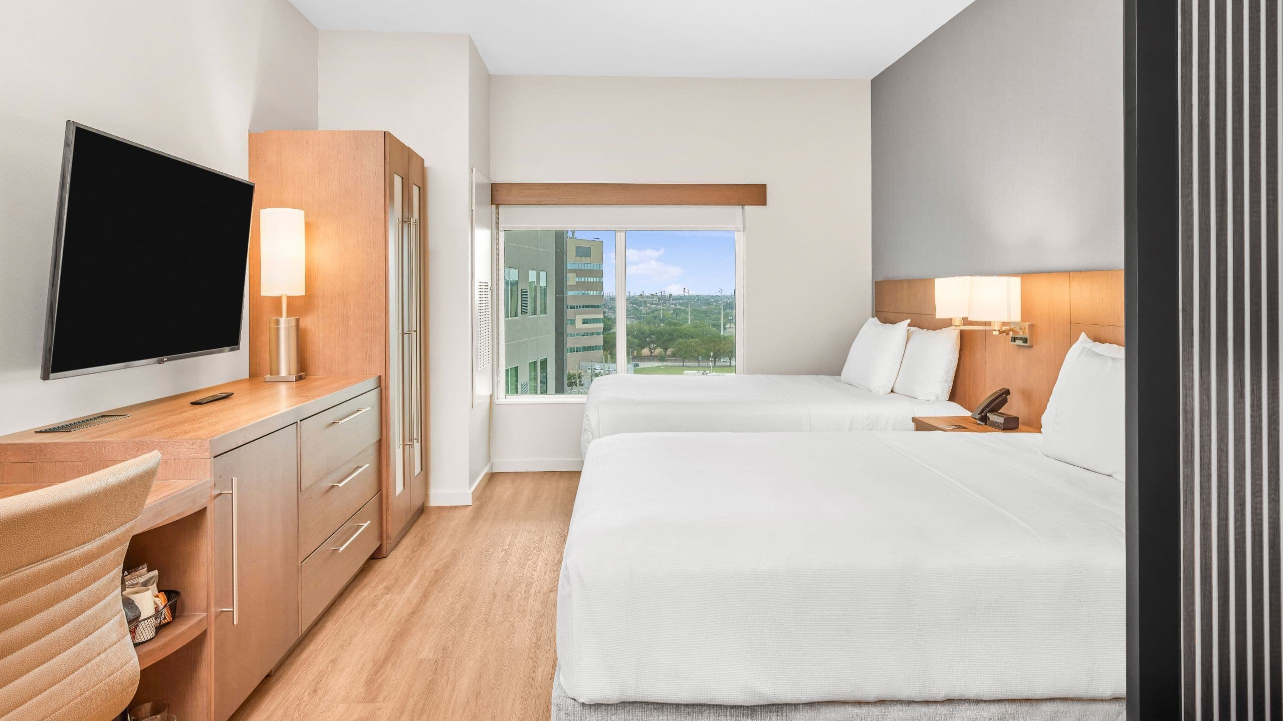 Accessible Two Queen Beds (plus sofa bed) | One Bedroom Kitchen Suite / Tub - Image 3