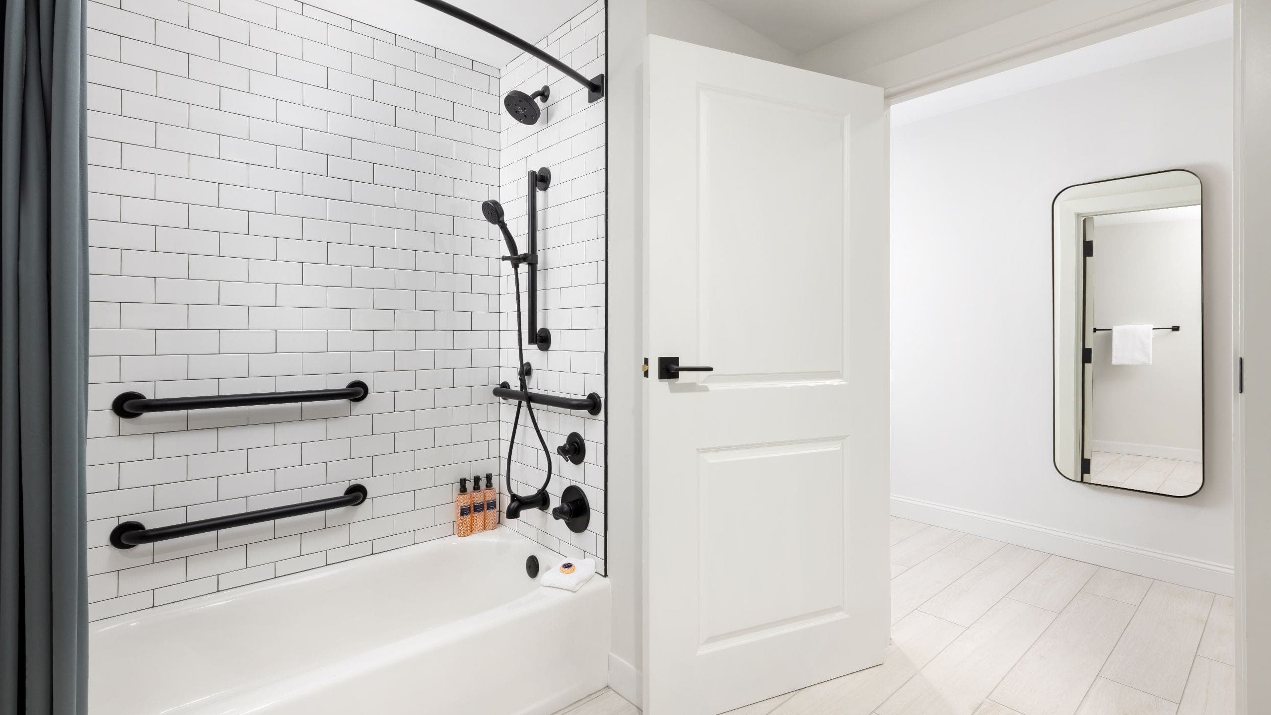 Accessible | 2 Queen Beds With Tub - Image 2