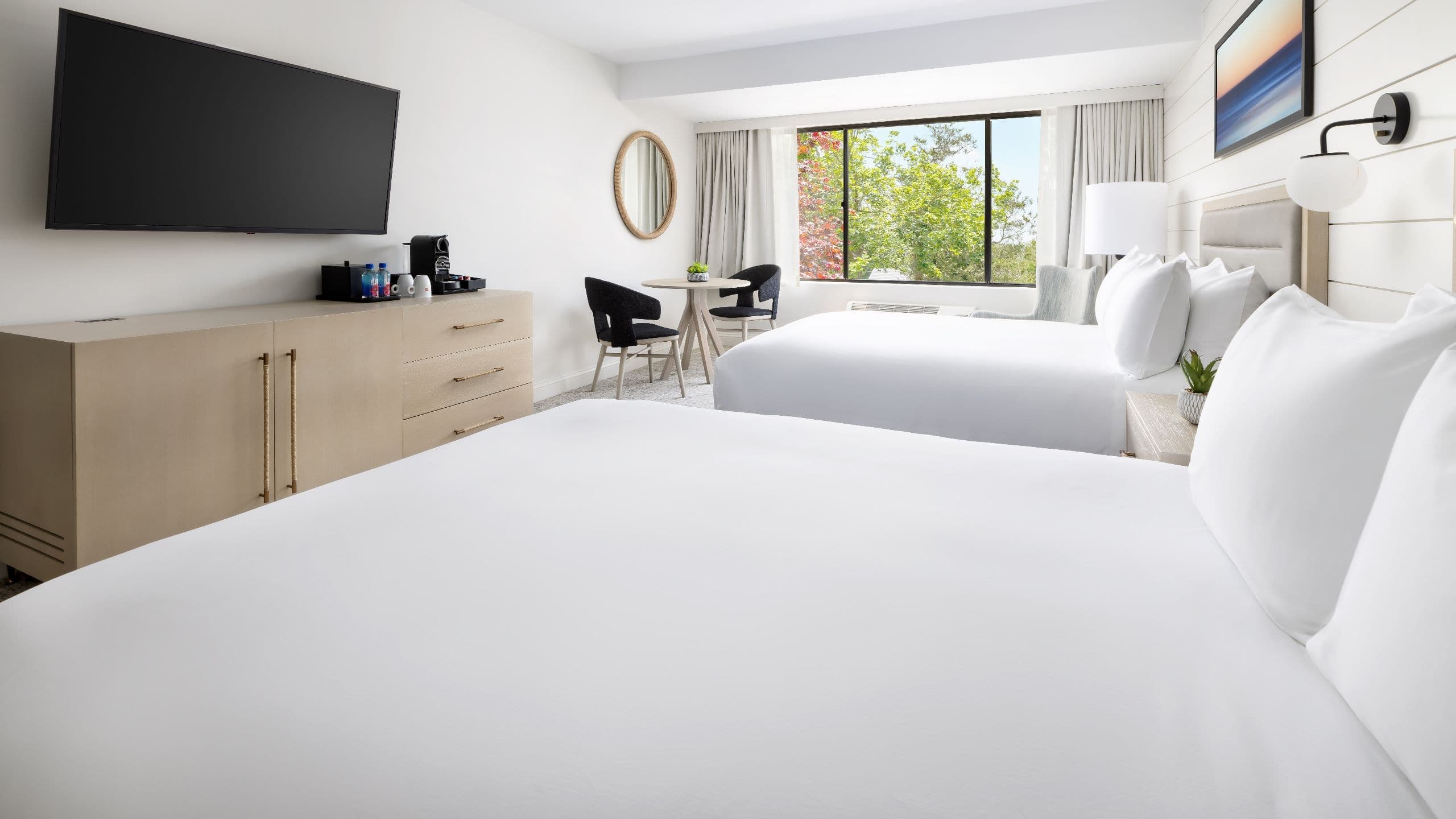 Accessible | 2 Queen Beds With Tub - Image 1