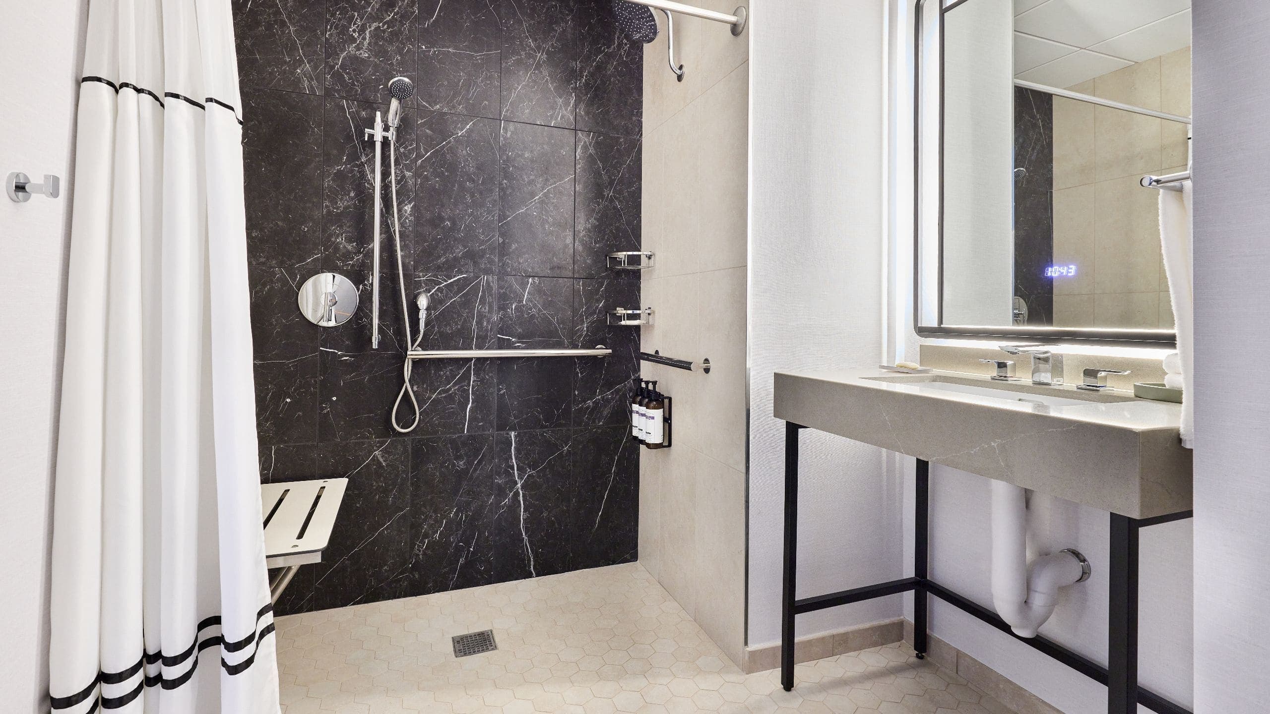 Hyatt Regency Chicago - Image 4