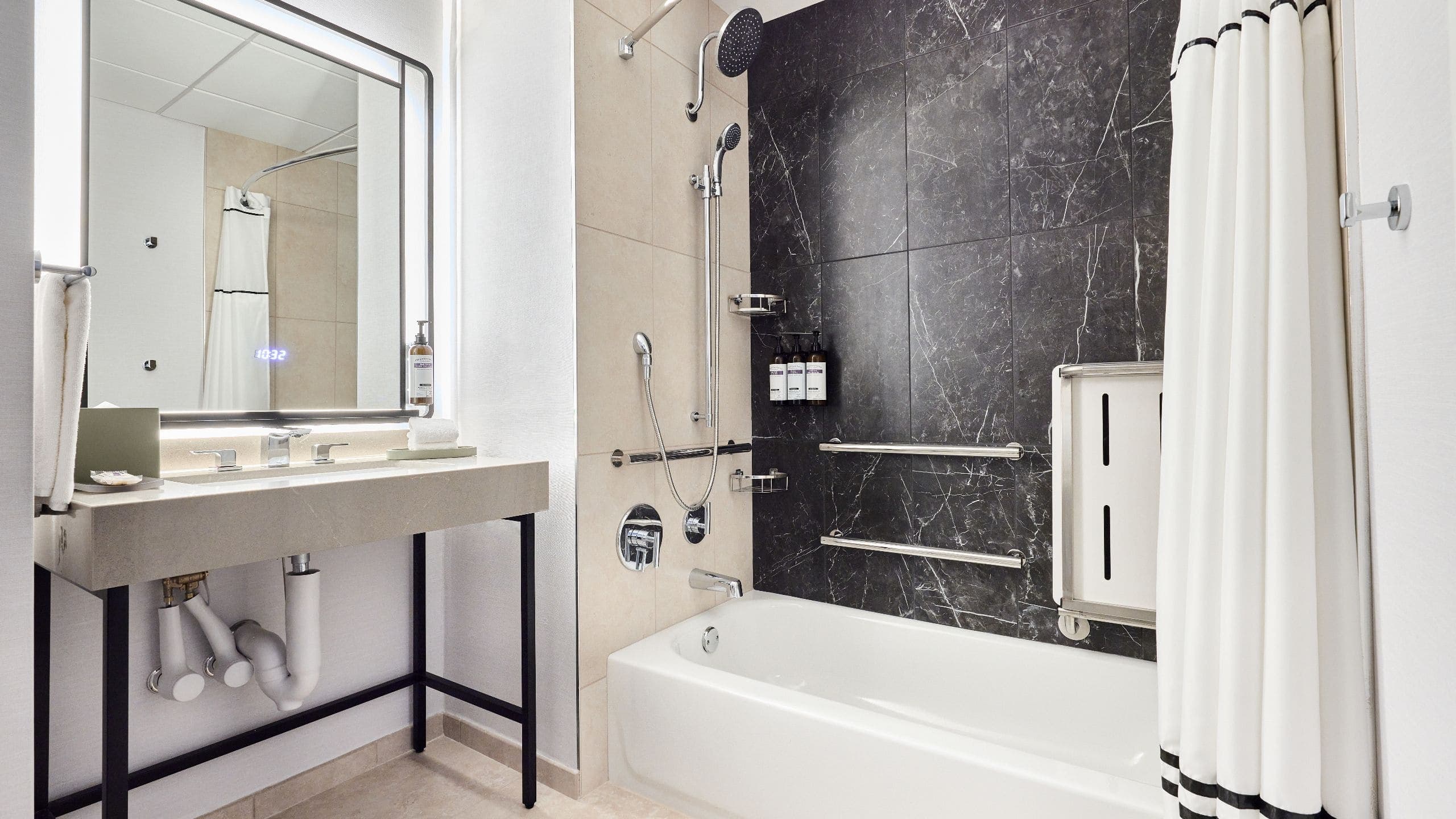 1 King Bed Accessible Tub - Image 3