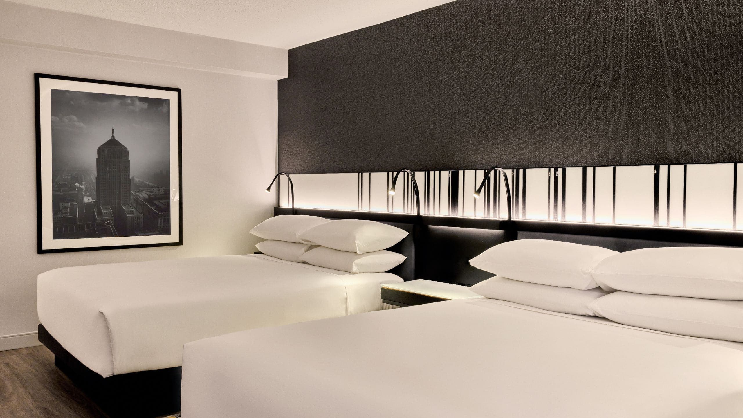 2 Queen Beds - Image 2