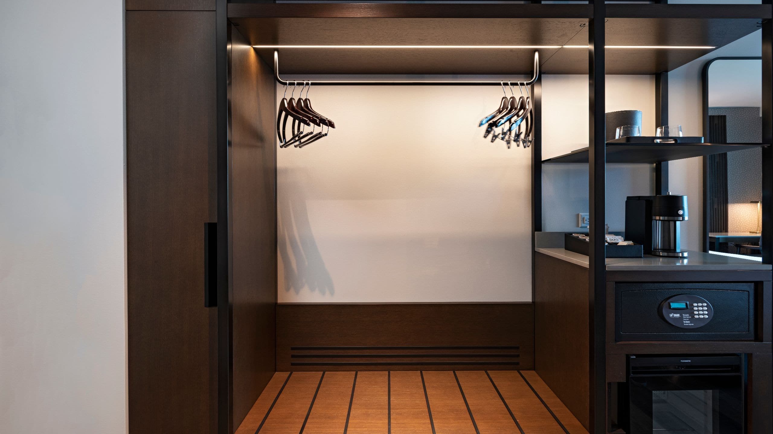 Accessible | 2 Queen Beds with Tub - Image 2