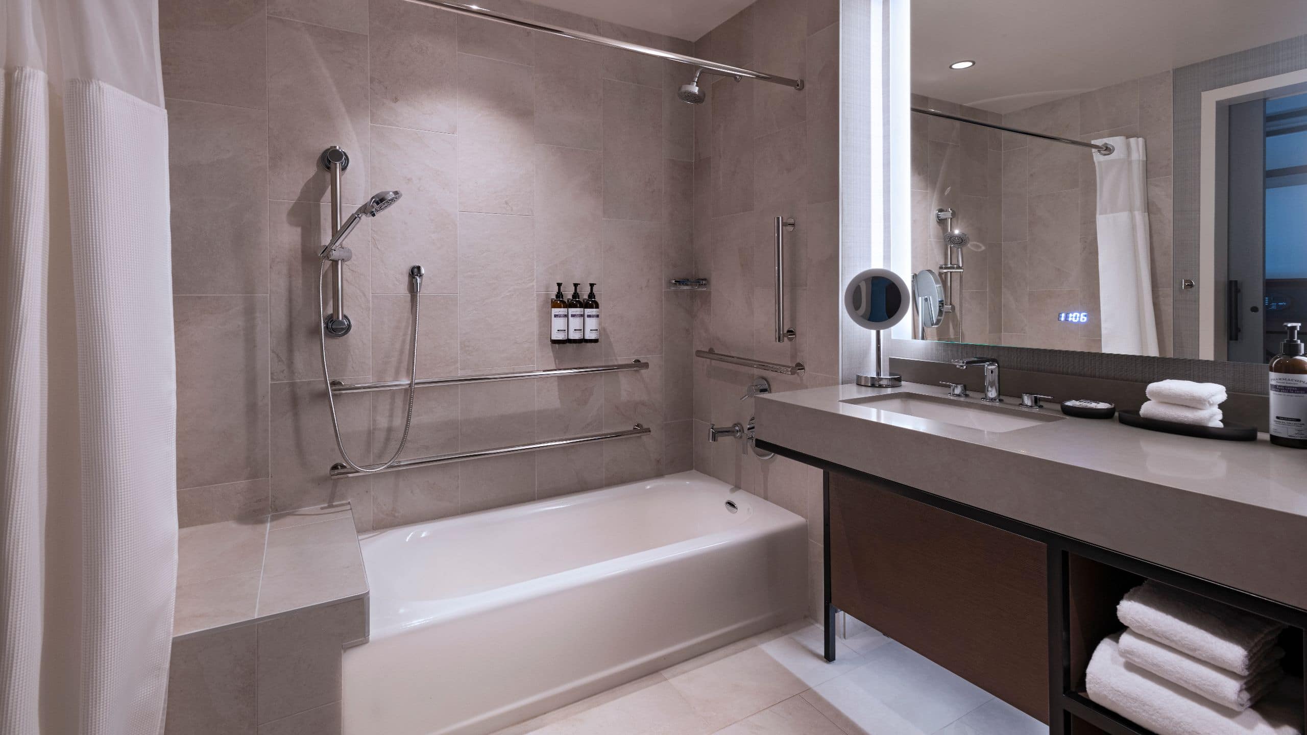 Accessible | 2 Queen Beds with Tub - Image 3