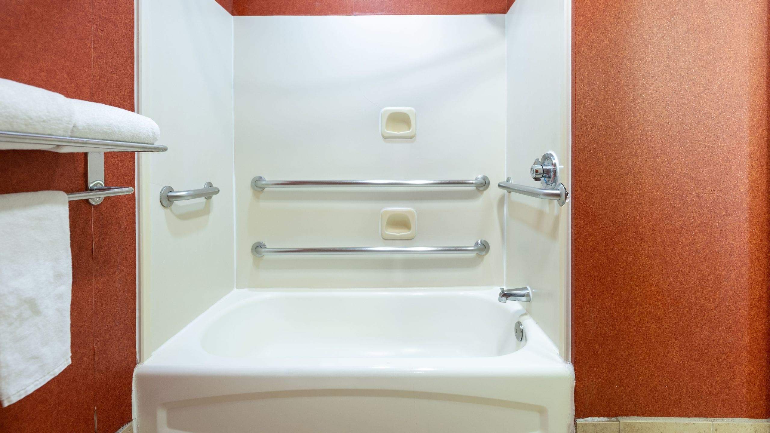 Accessible 1 King Bathtub - Image 3