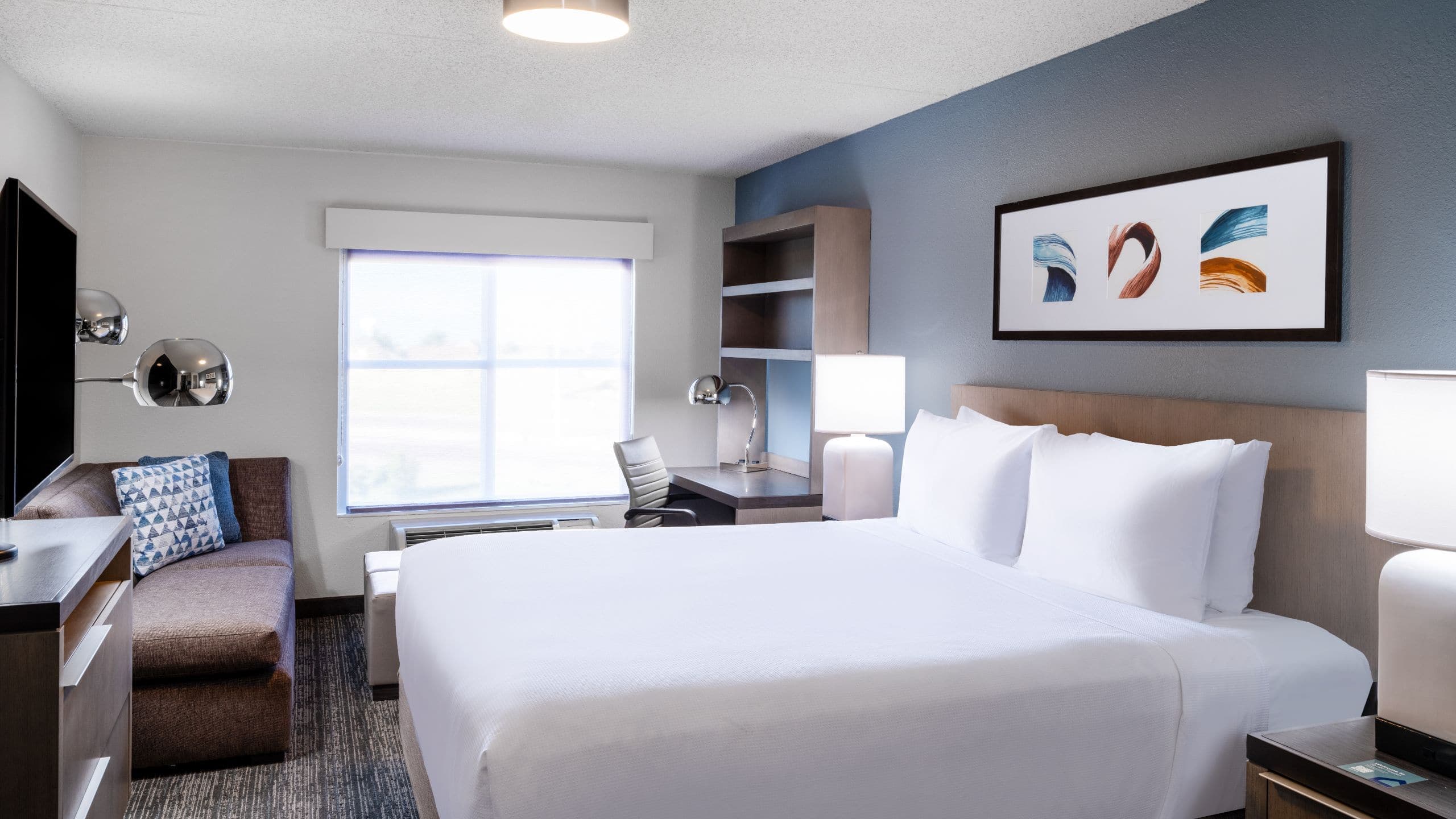 Den Guestroom | King Bed - Image 1