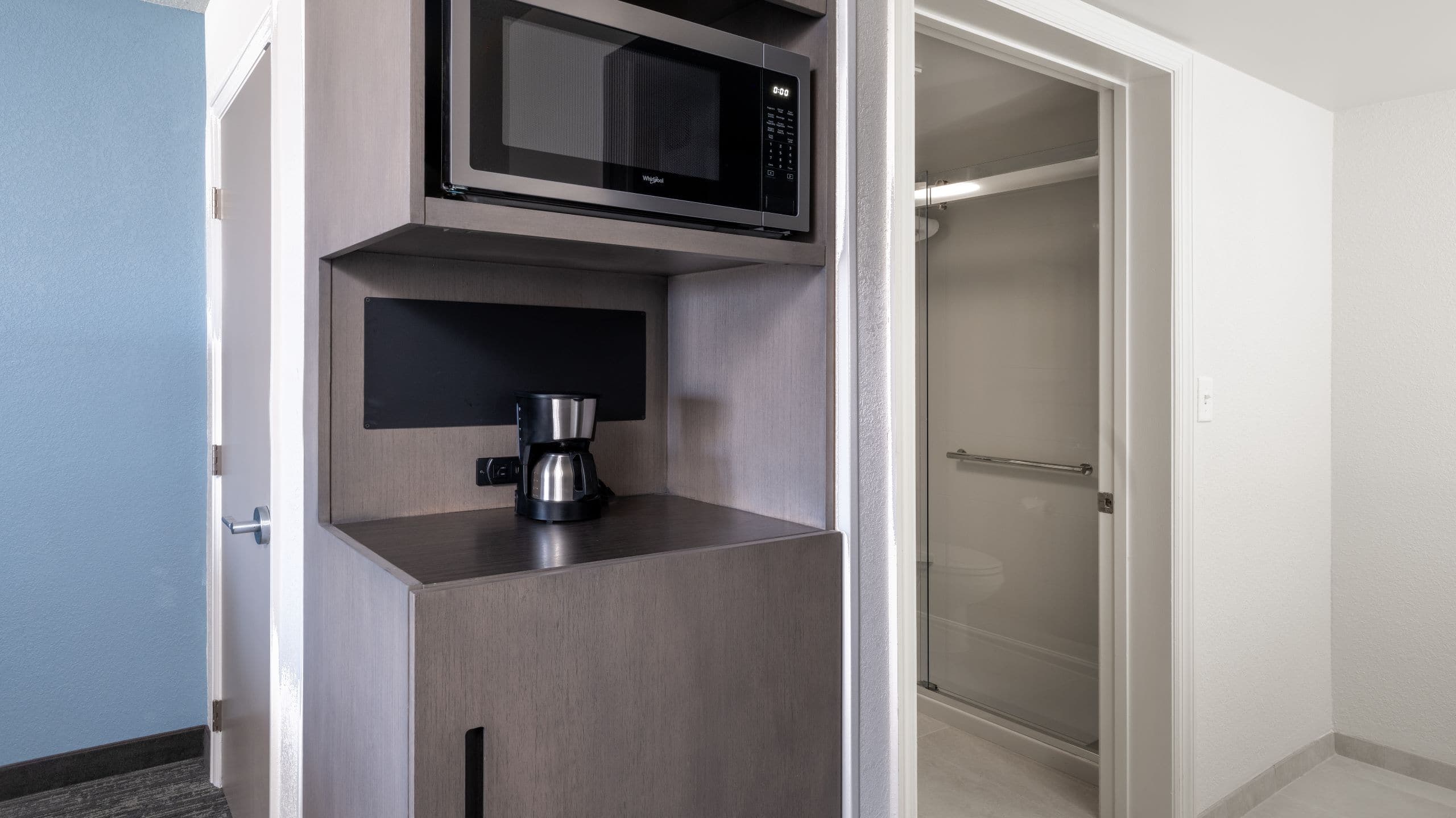 Den Guestroom | King Bed - Image 2