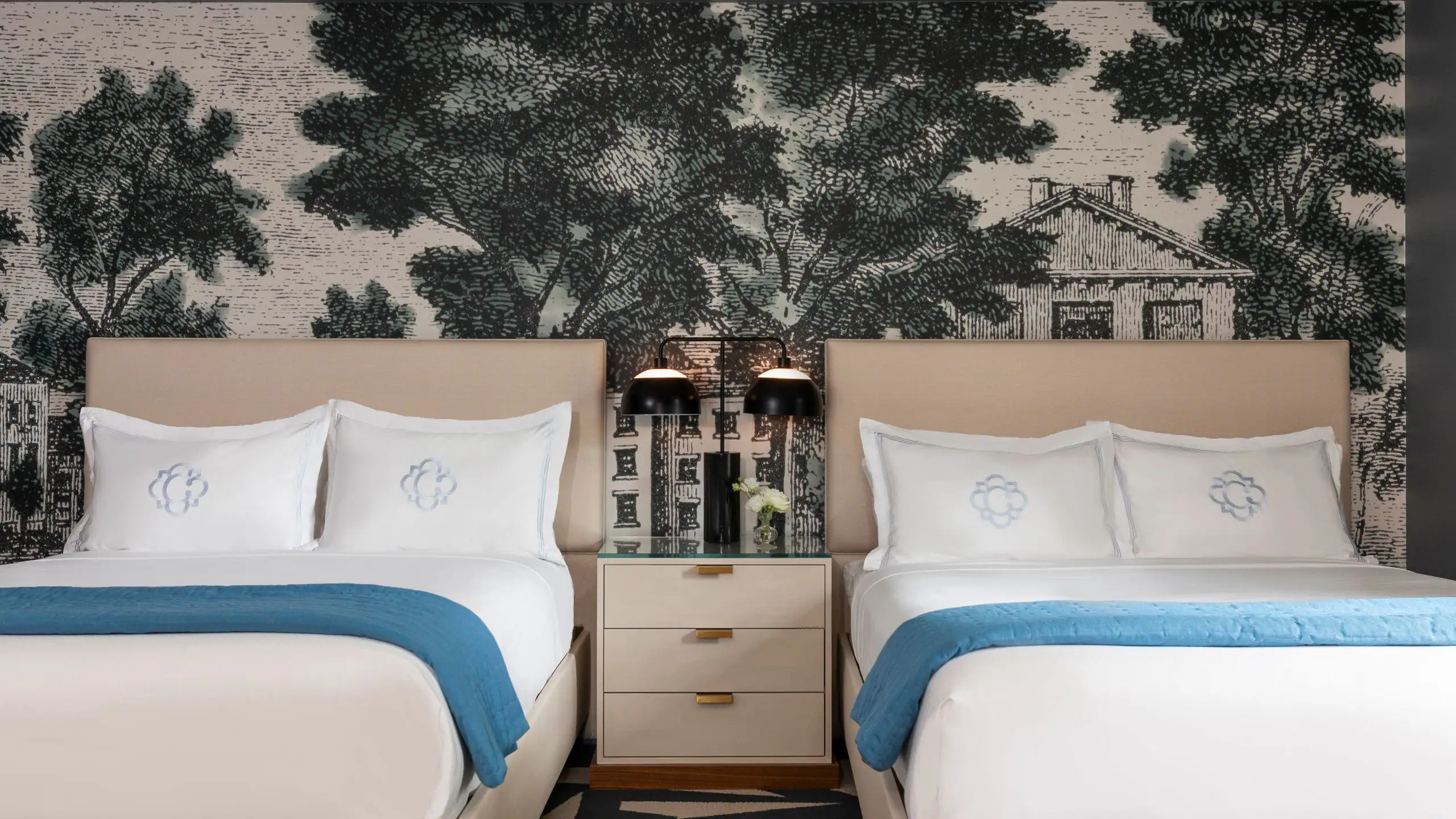 2 Queen Beds - Image 1