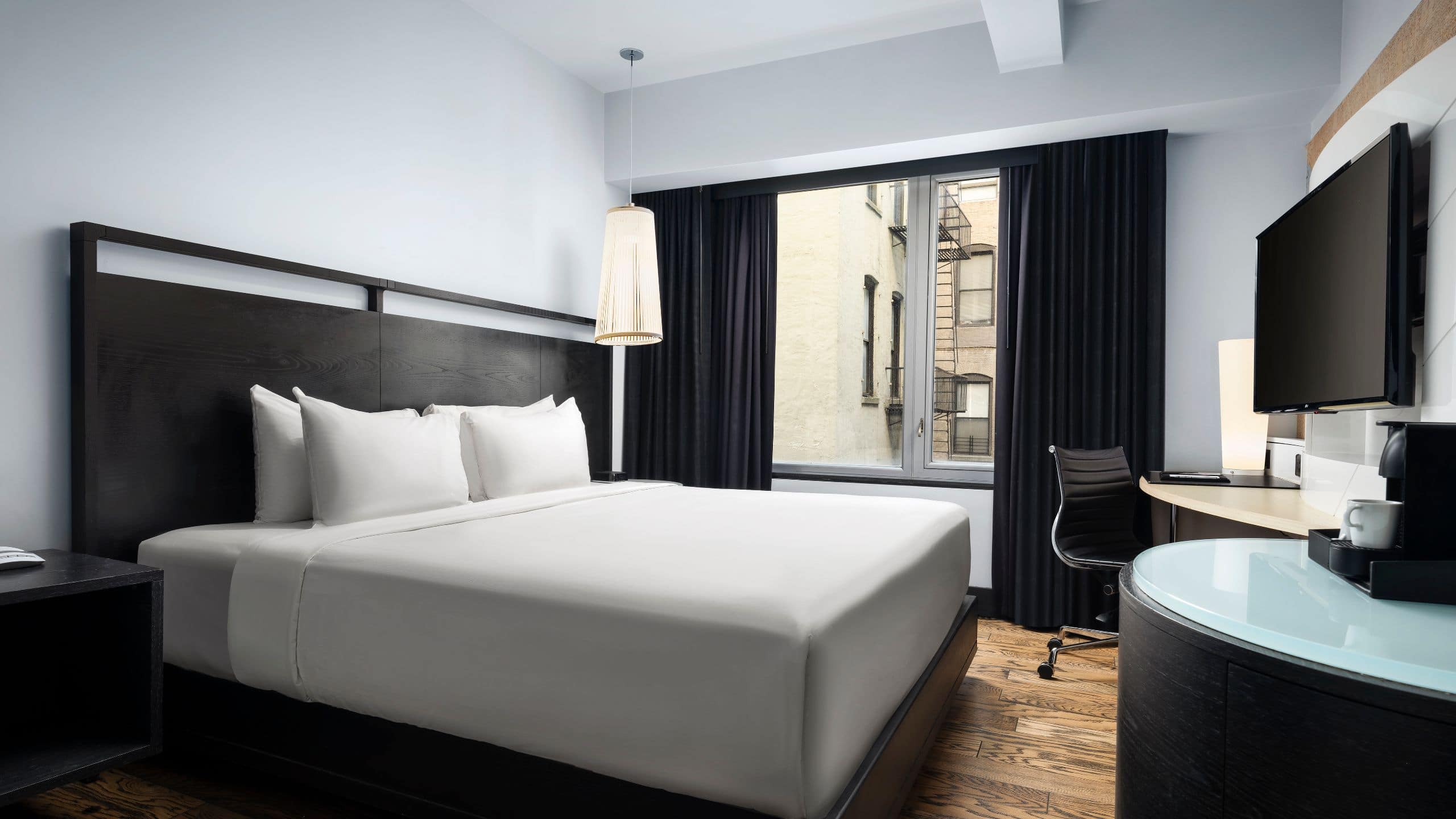 1 King Bed with Courtyard Views - Image 1