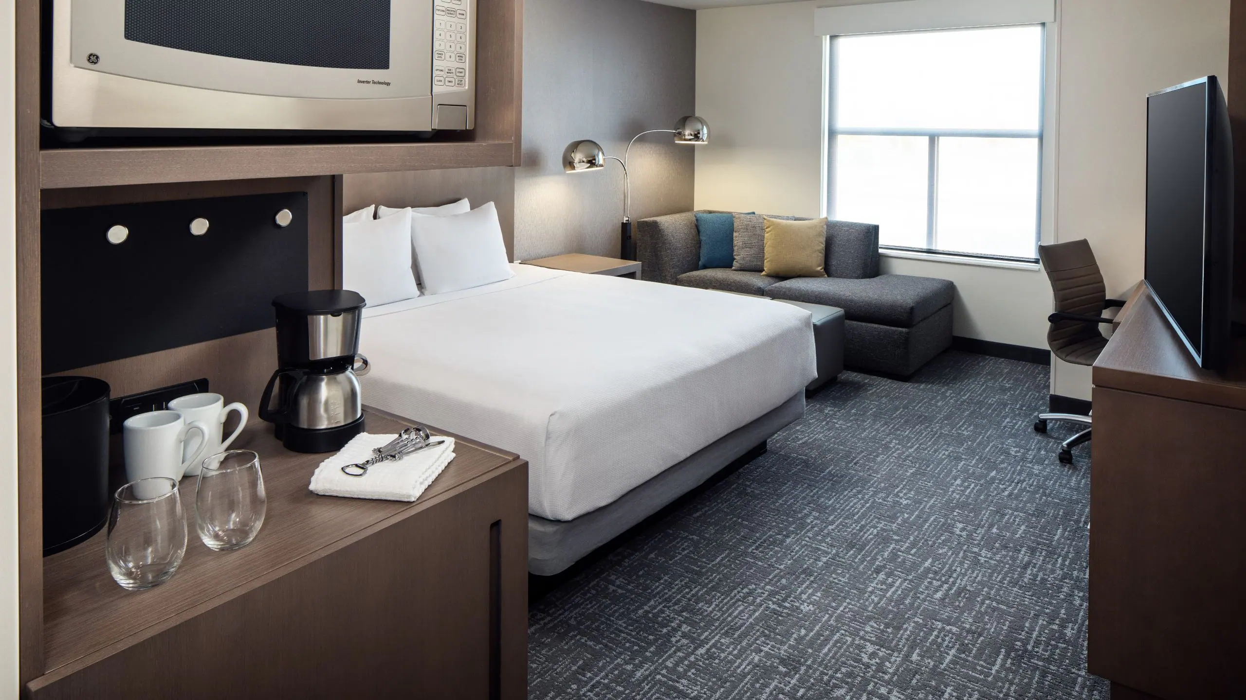 Den Guestroom | King Bed - Image 1