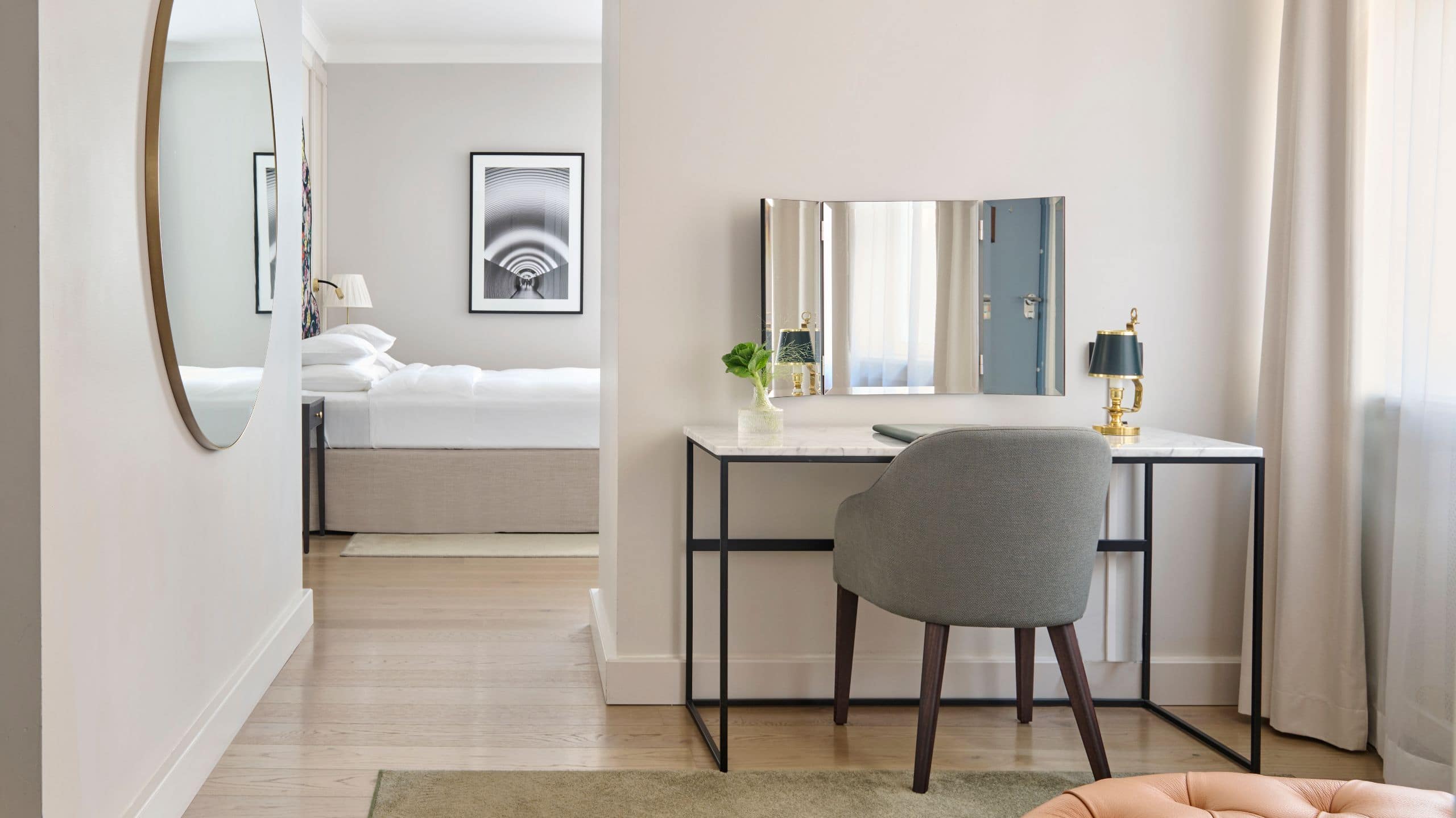 Corner Suite with Sea View - Image 7