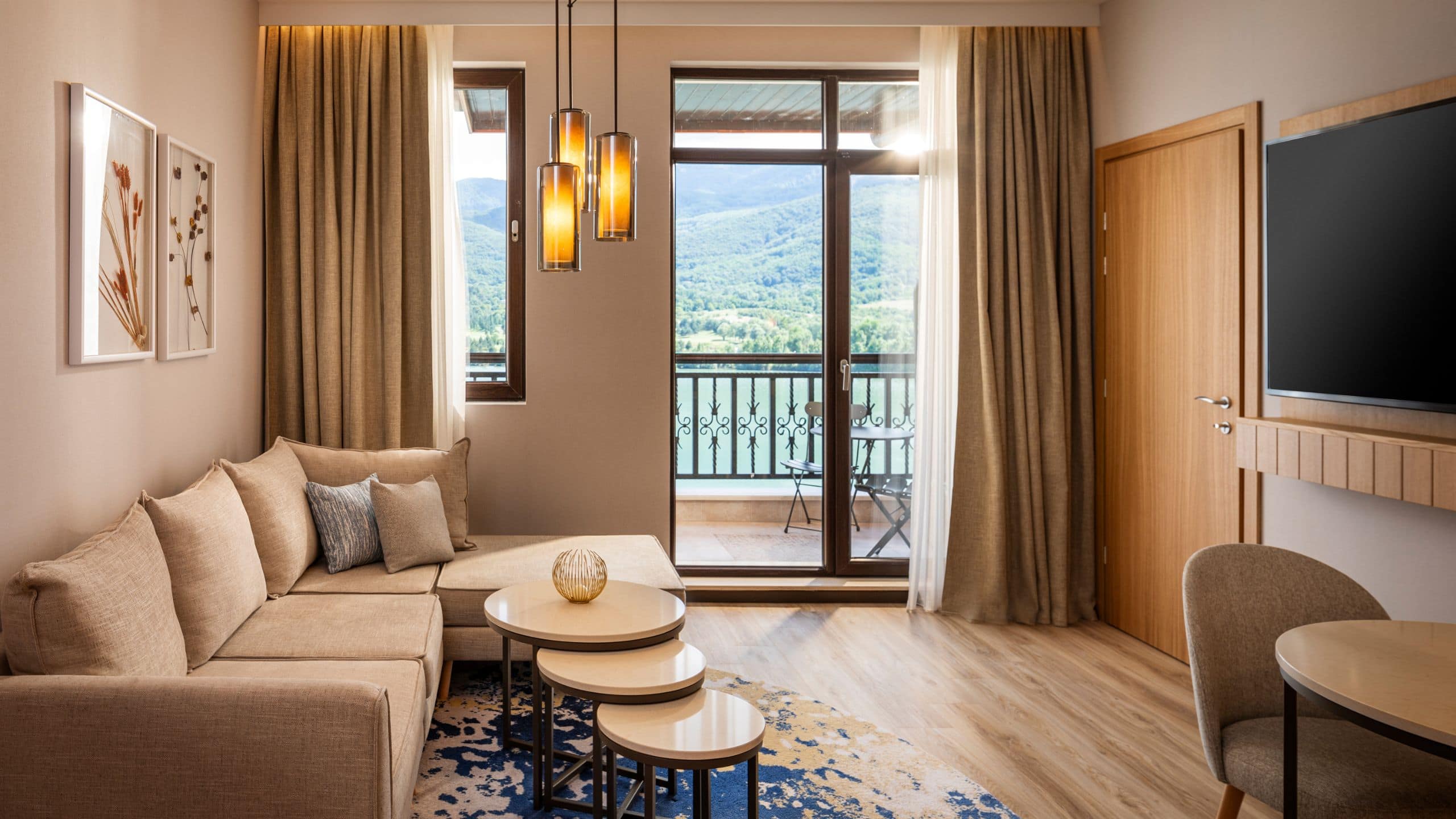 Regency Suite Lake View - Image 1