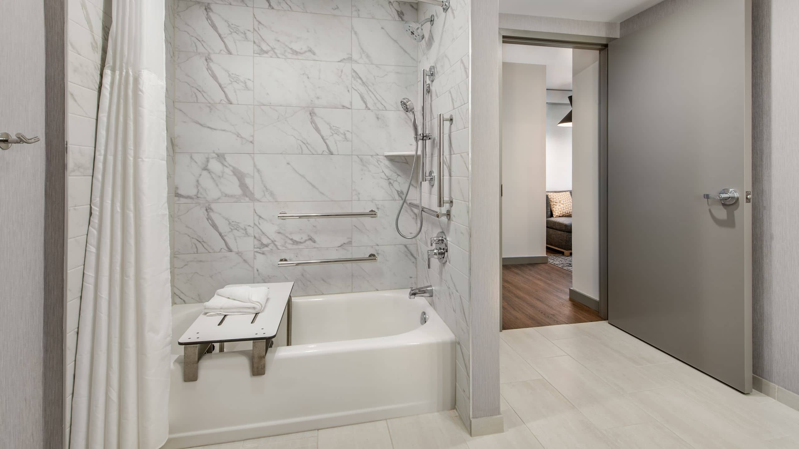 Accessible | King Bed/Tub (plus sofa bed) - Image 3