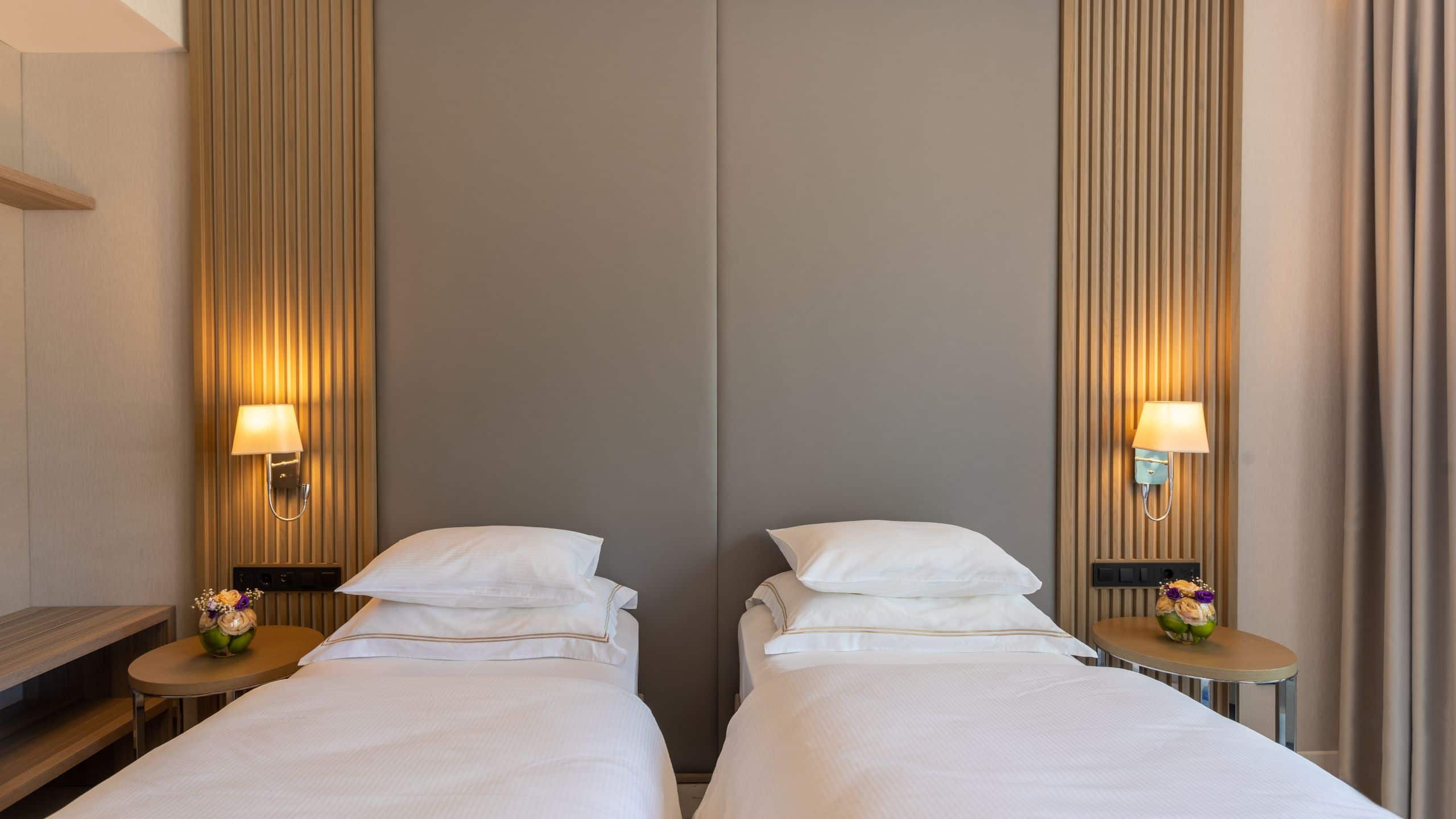 2 Twin Beds - Image 2