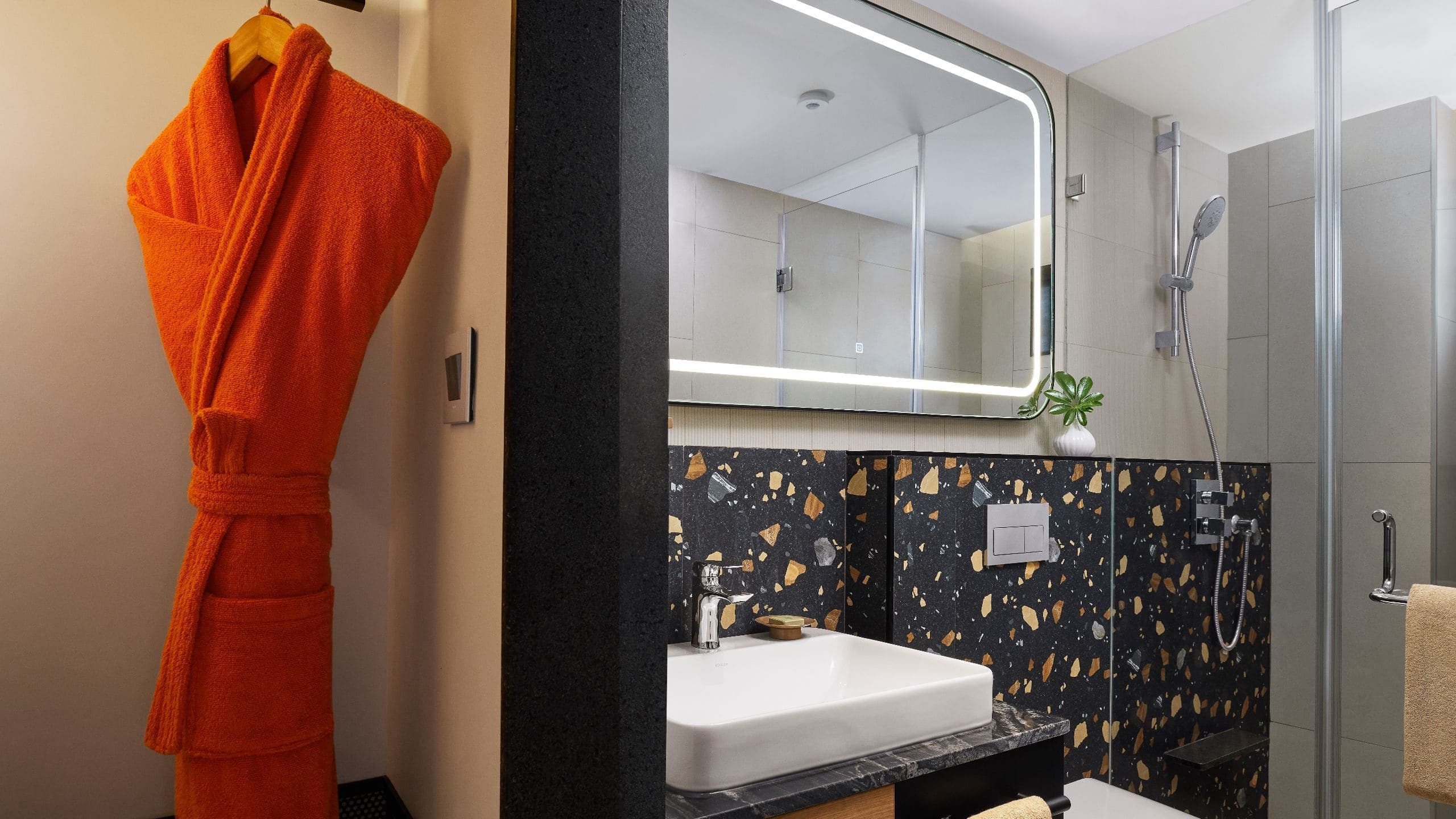 1 King Bed with Balcony - Image 4